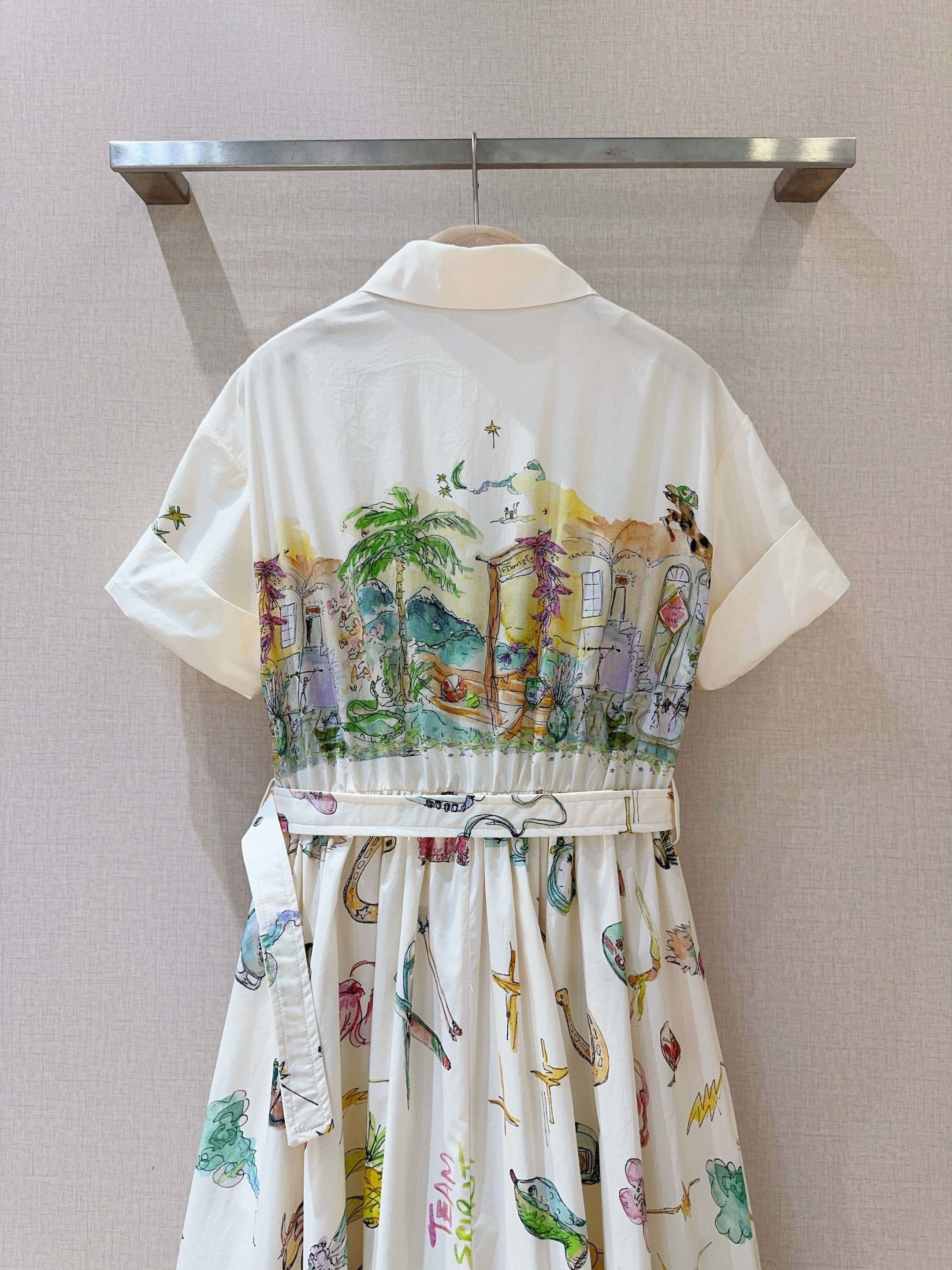 ALEMAI*S新品推荐🆕❤️……一袭纯棉印花连衣裙👗，短袖衬衫领款式，配有同色系，腰间腰带收束出曼妙曲