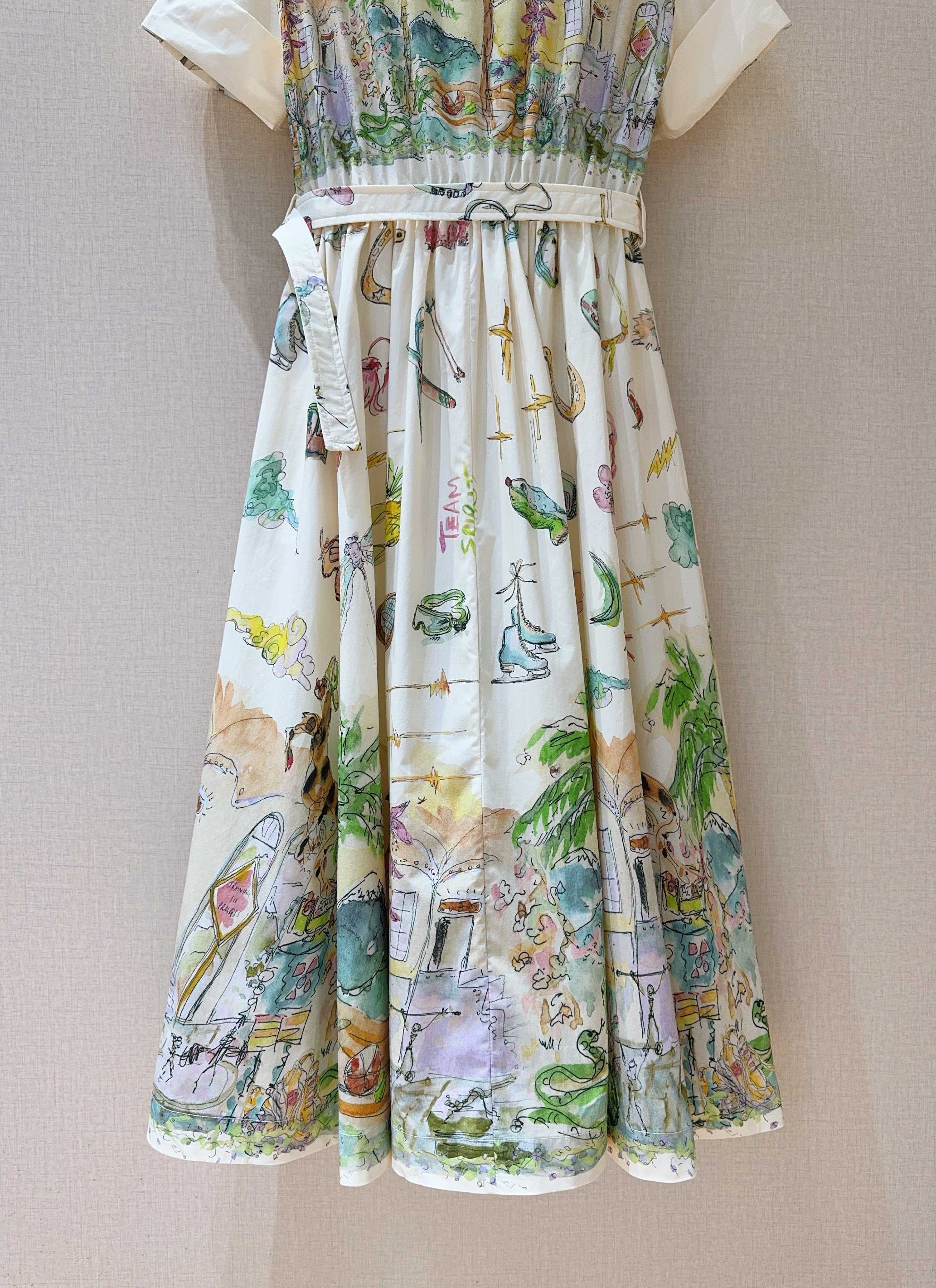 ALEMAI*S新品推荐🆕❤️……一袭纯棉印花连衣裙👗，短袖衬衫领款式，配有同色系，腰间腰带收束出曼妙曲