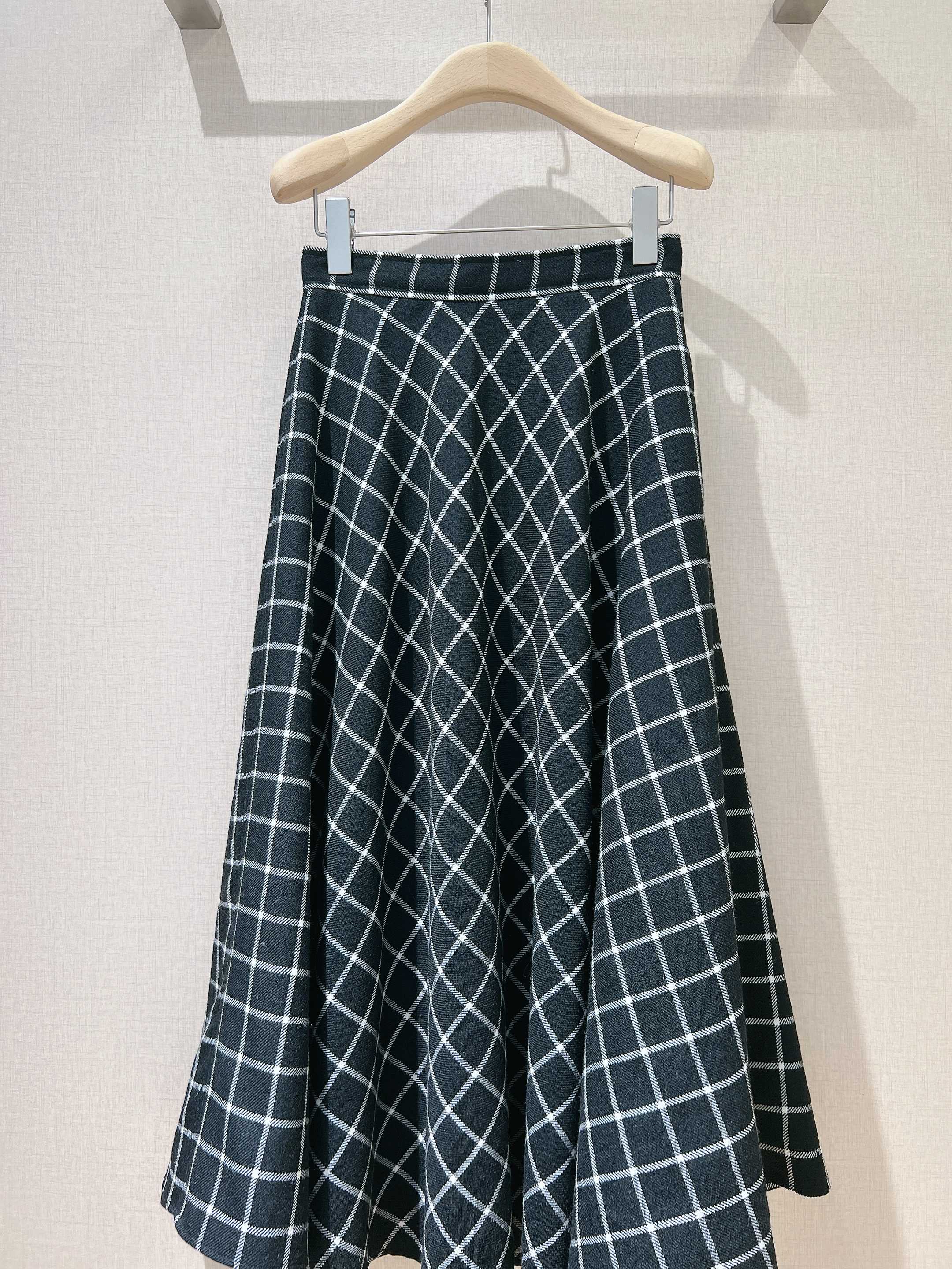 D家早秋新款菱格含羊毛质地半裙，独家高版出品!金典细腻的菱格图案，细致柔软的A字摆长裙打造纤细腰身，自带