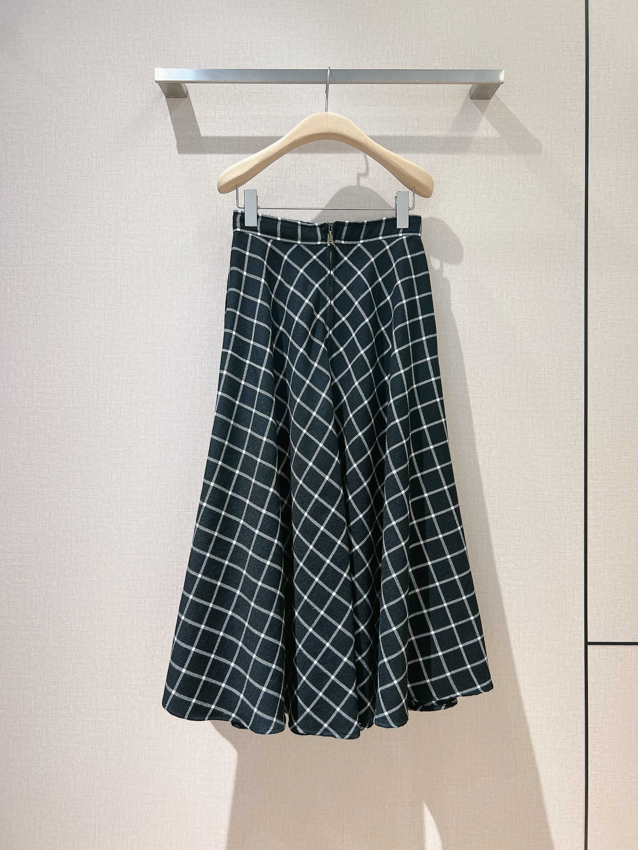 D家早秋新款菱格含羊毛质地半裙，独家高版出品!金典细腻的菱格图案，细致柔软的A字摆长裙打造纤细腰身，自带