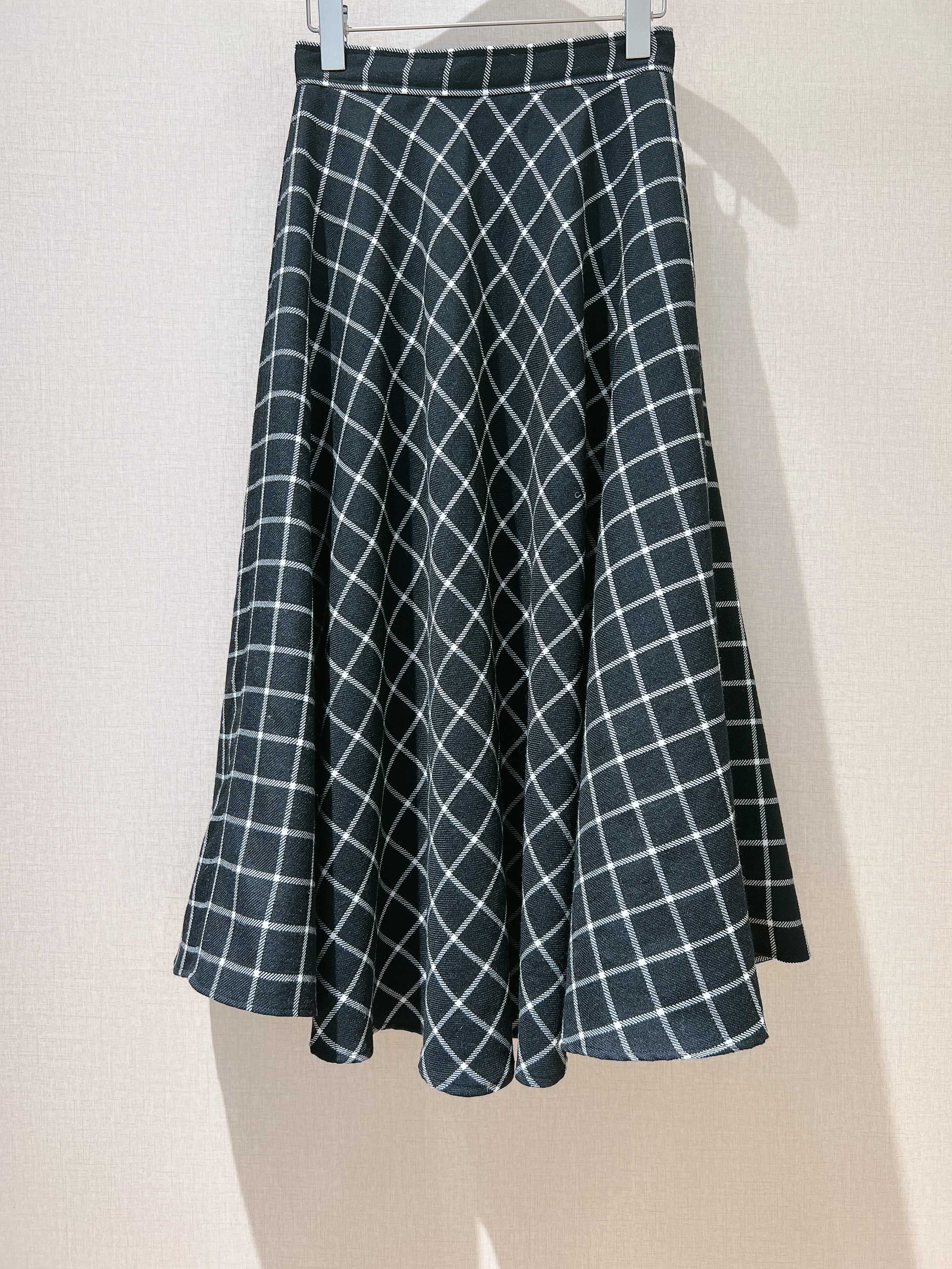 D家早秋新款菱格含羊毛质地半裙，独家高版出品!金典细腻的菱格图案，细致柔软的A字摆长裙打造纤细腰身，自带