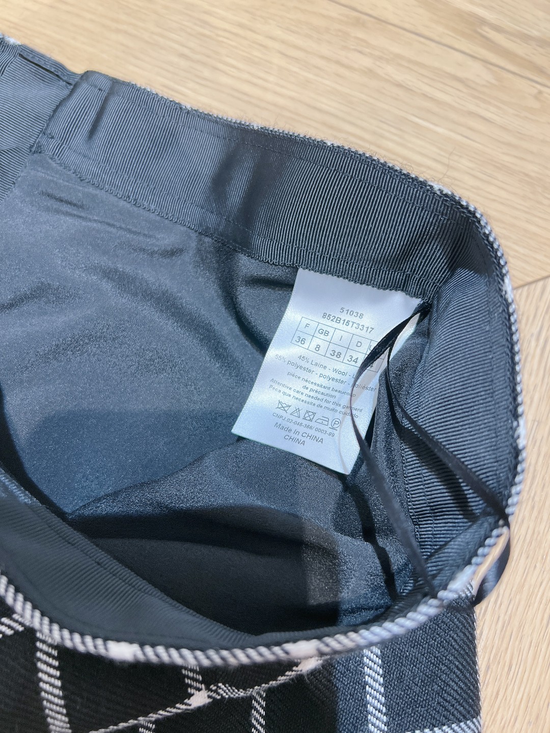 D家早秋新款菱格含羊毛质地半裙，独家高版出品!金典细腻的菱格图案，细致柔软的A字摆长裙打造纤细腰身，自带