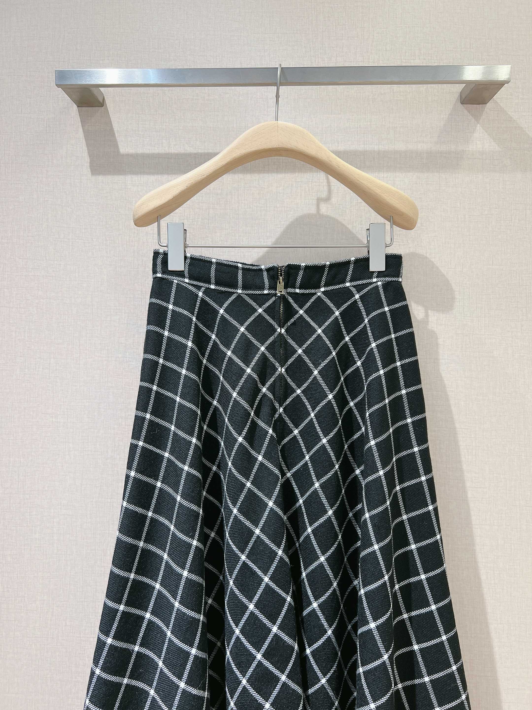 D家早秋新款菱格含羊毛质地半裙，独家高版出品!金典细腻的菱格图案，细致柔软的A字摆长裙打造纤细腰身，自带