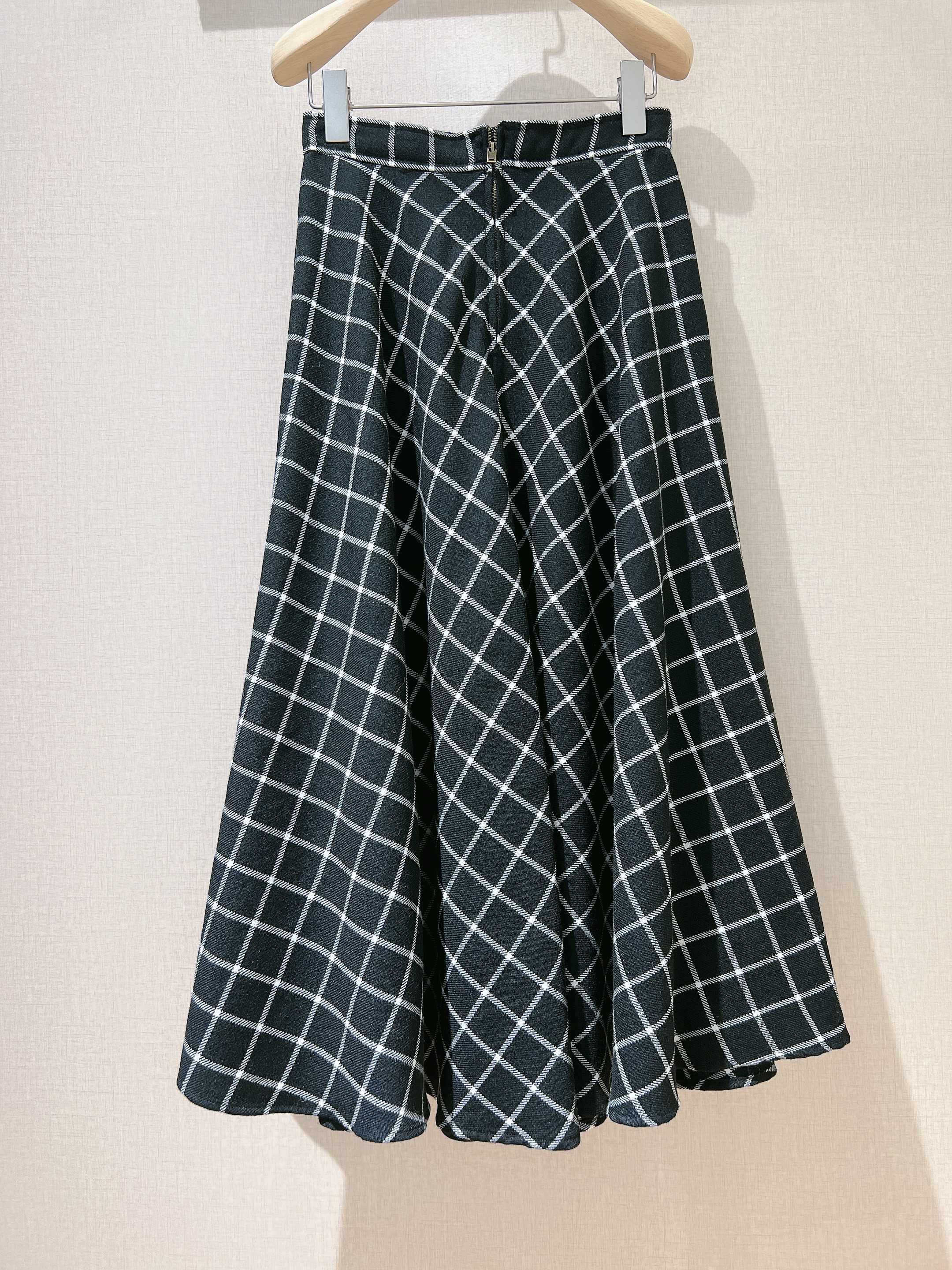 D家早秋新款菱格含羊毛质地半裙，独家高版出品!金典细腻的菱格图案，细致柔软的A字摆长裙打造纤细腰身，自带