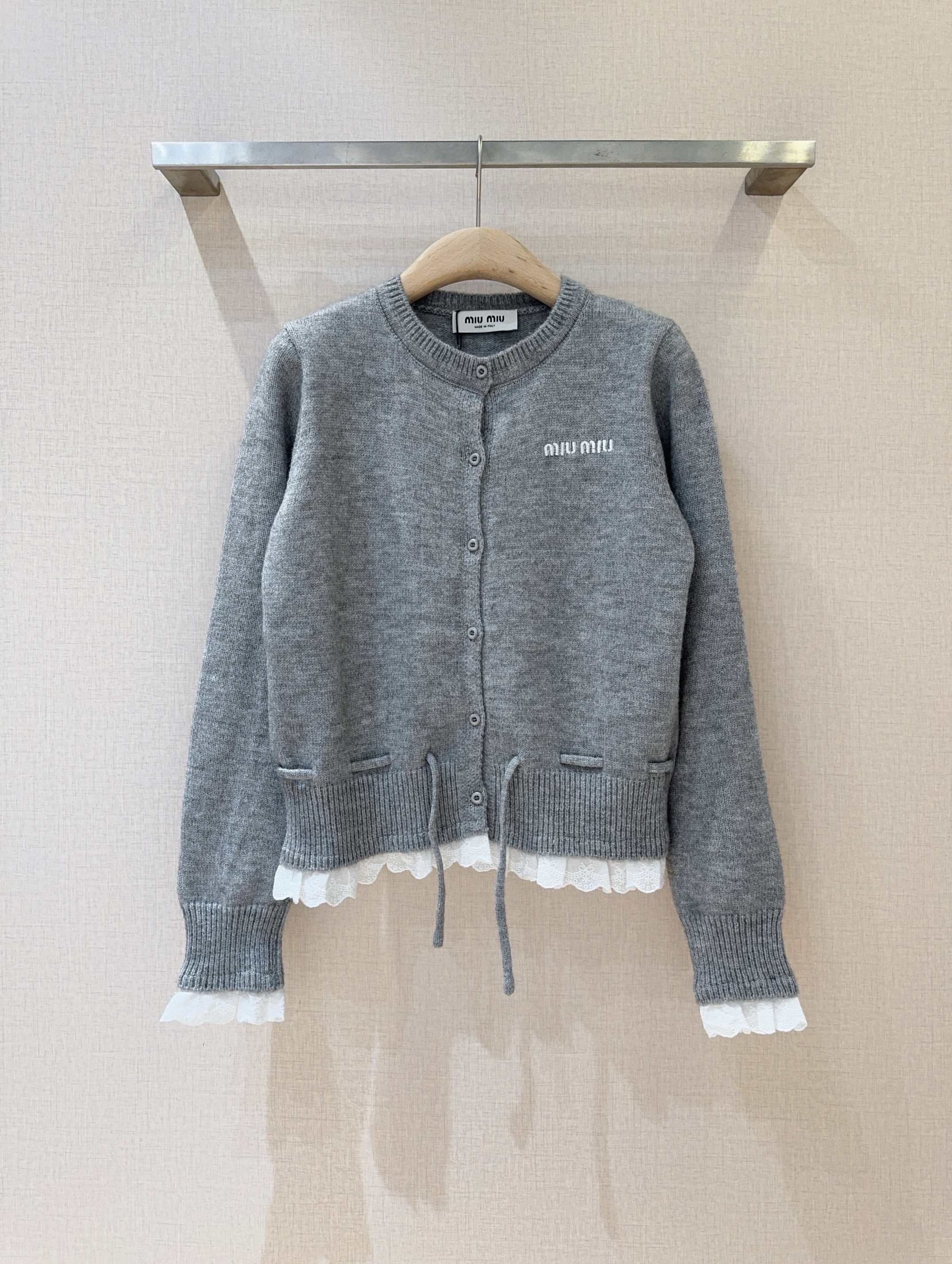 Miu Miu 针织上衣新品推荐🆕❤️~圆领单排扣设计，下摆和袖口处有拼接白色蕾丝花边，甜美感直接拉满🎀