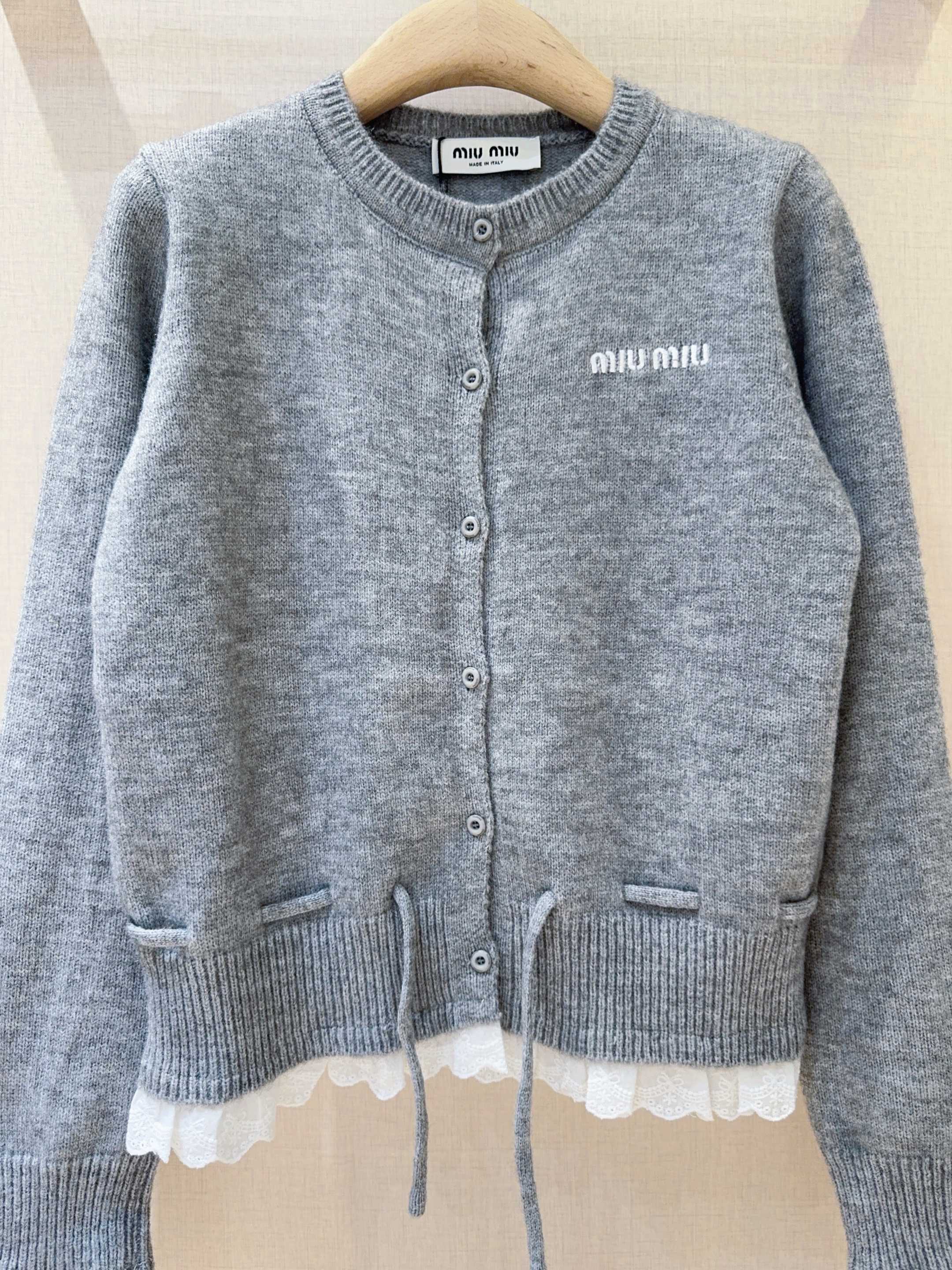 Miu Miu 针织上衣新品推荐🆕❤️~圆领单排扣设计，下摆和袖口处有拼接白色蕾丝花边，甜美感直接拉满🎀