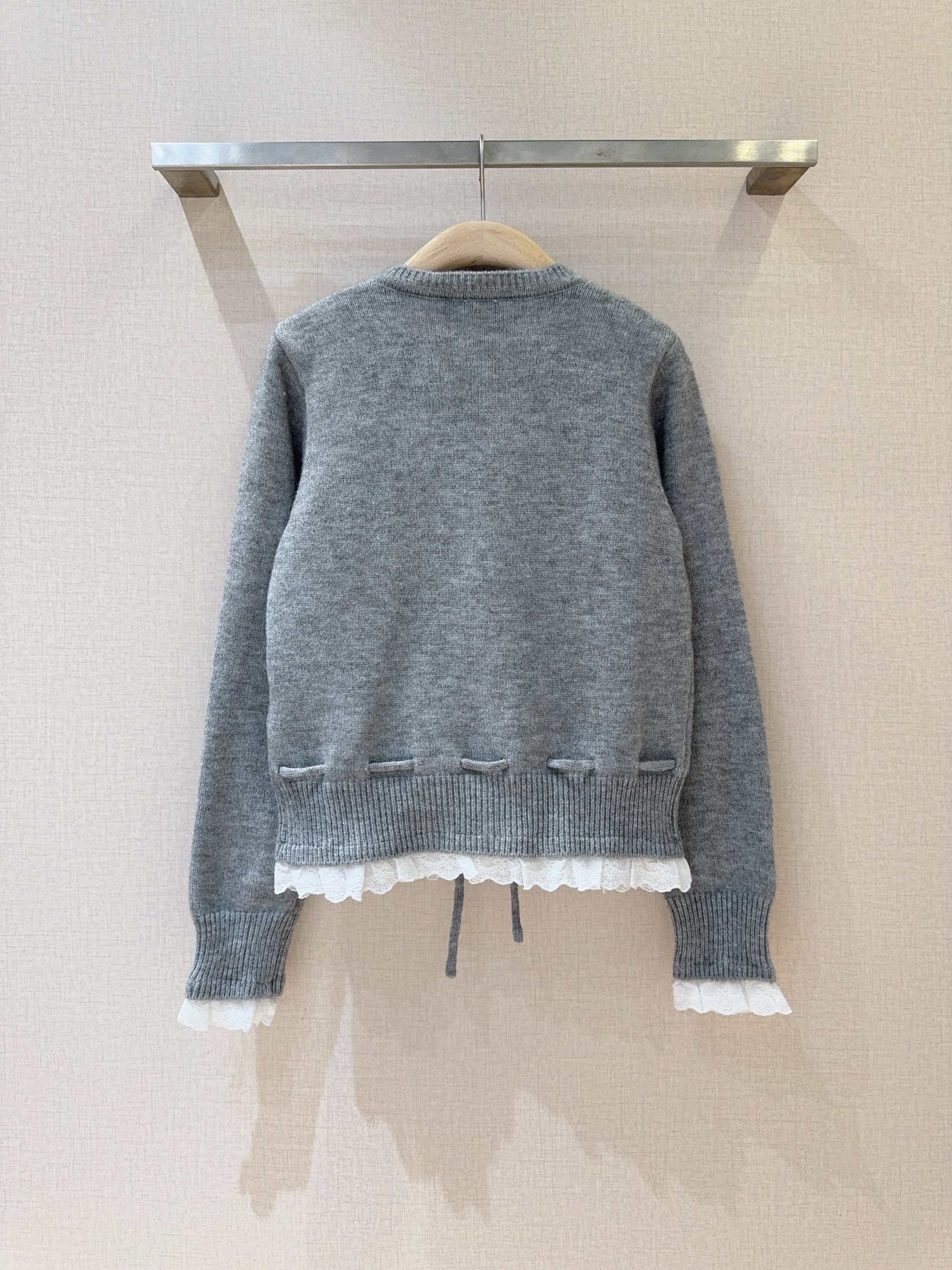 Miu Miu 针织上衣新品推荐🆕❤️~圆领单排扣设计，下摆和袖口处有拼接白色蕾丝花边，甜美感直接拉满🎀