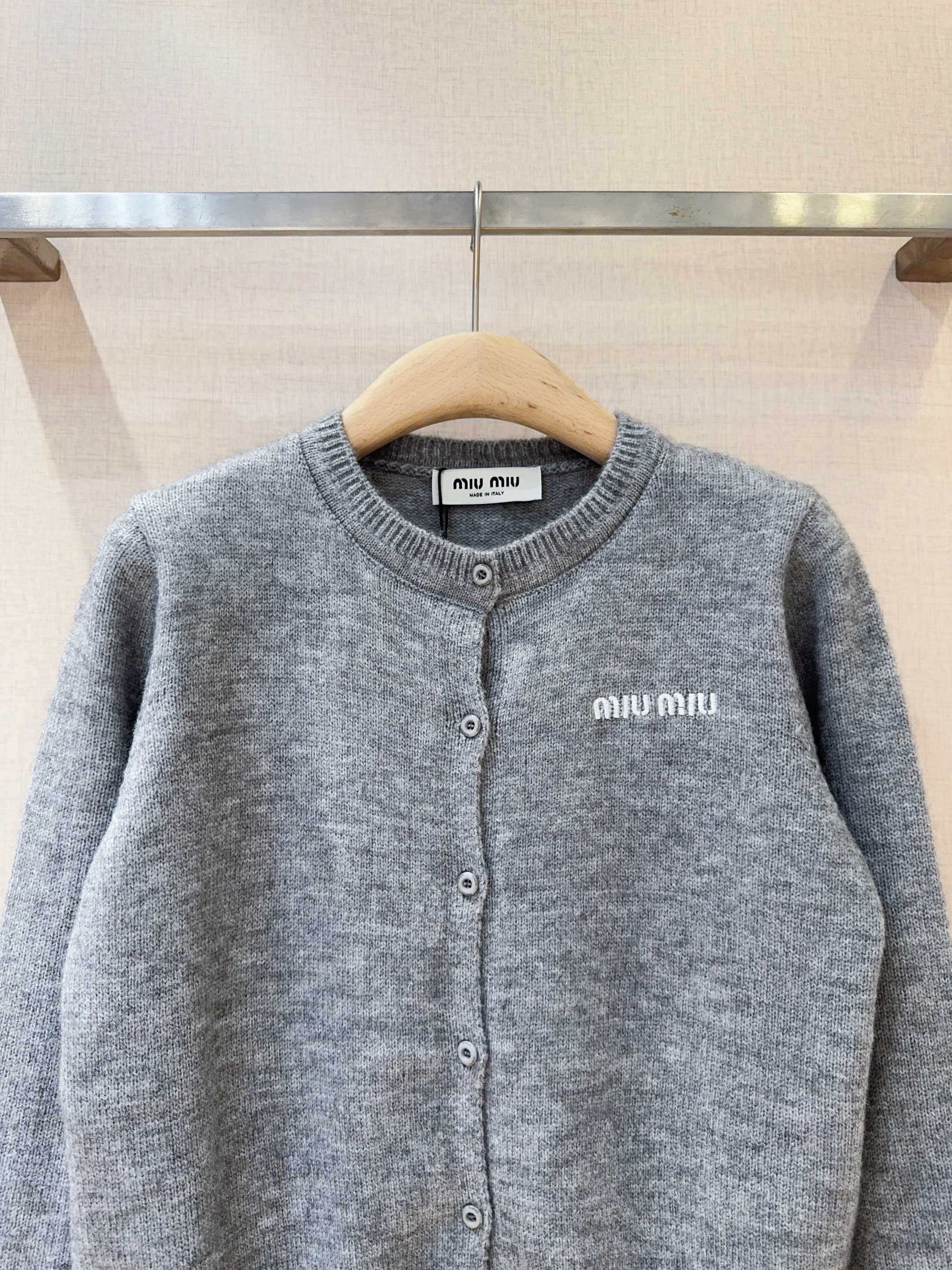 Miu Miu 针织上衣新品推荐🆕❤️~圆领单排扣设计，下摆和袖口处有拼接白色蕾丝花边，甜美感直接拉满🎀