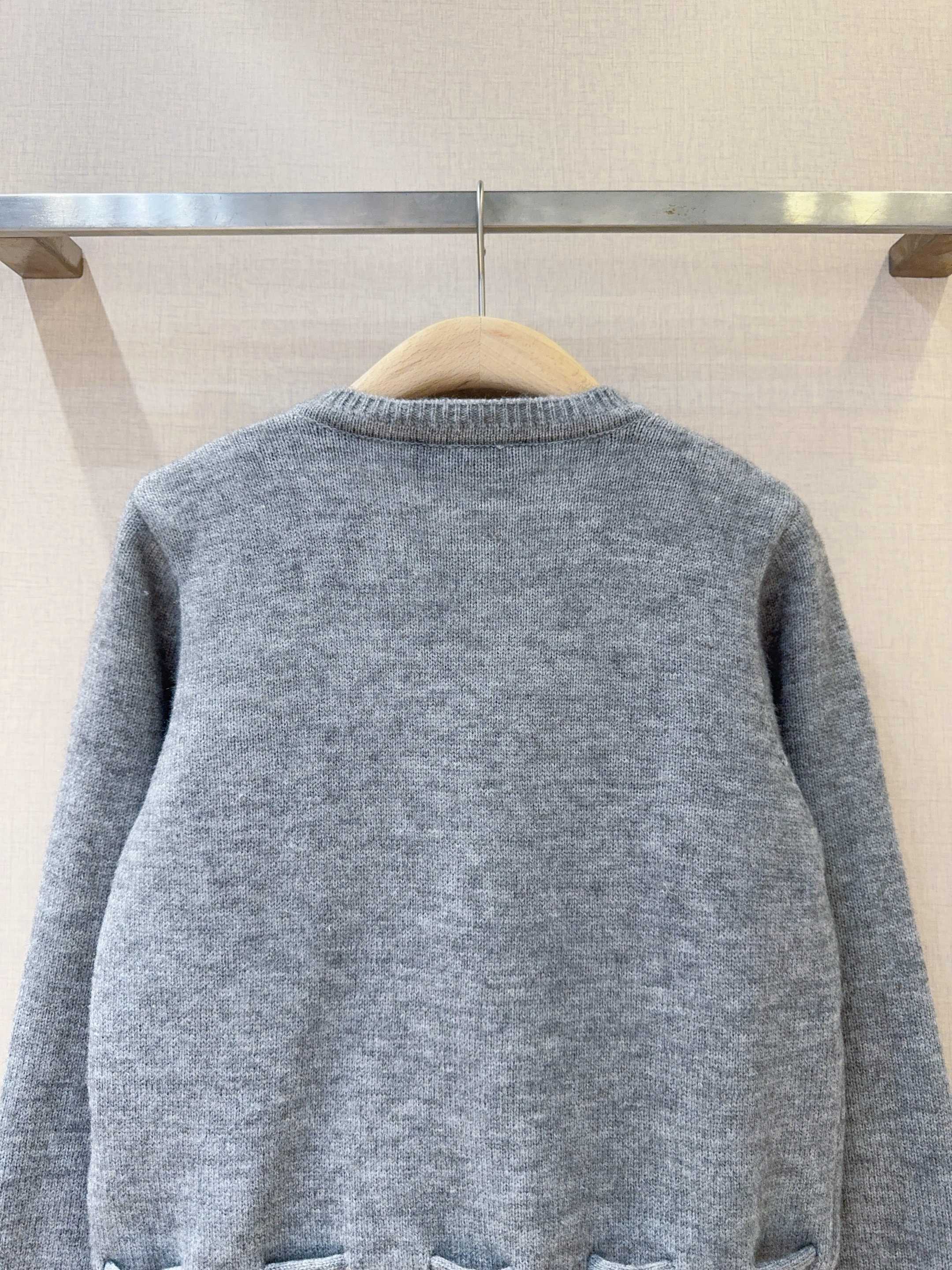 Miu Miu 针织上衣新品推荐🆕❤️~圆领单排扣设计，下摆和袖口处有拼接白色蕾丝花边，甜美感直接拉满🎀