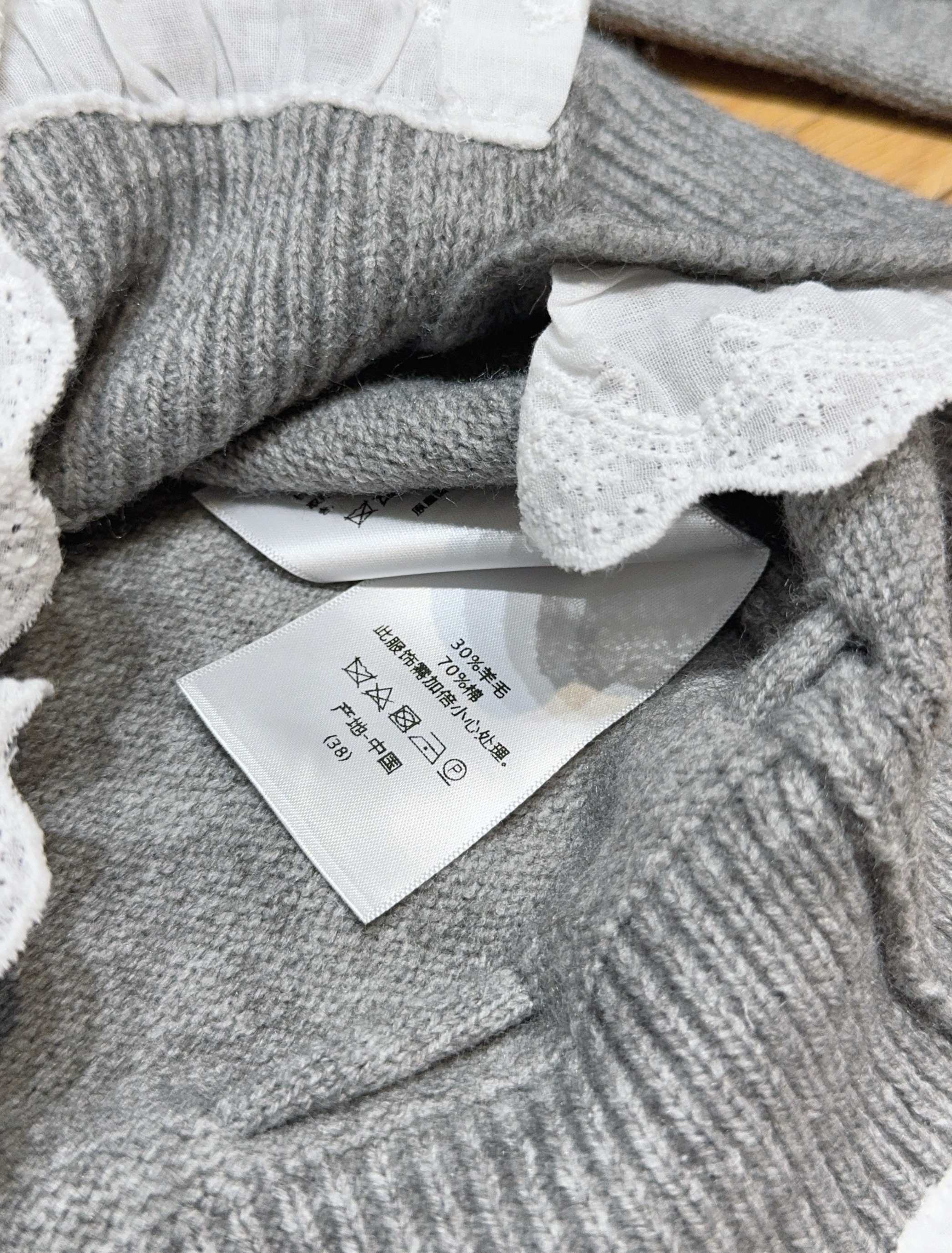 Miu Miu 针织上衣新品推荐🆕❤️~圆领单排扣设计，下摆和袖口处有拼接白色蕾丝花边，甜美感直接拉满🎀