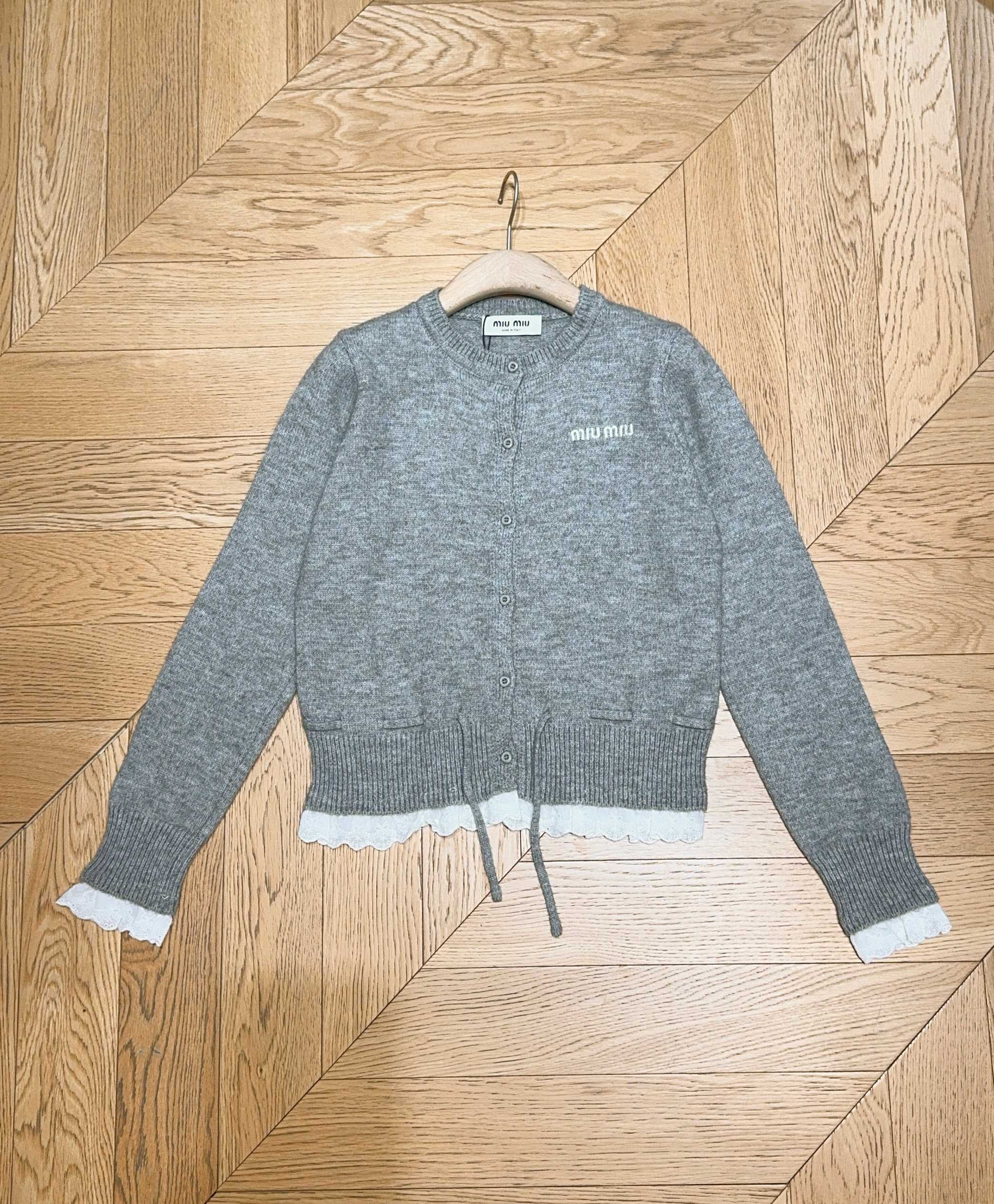 Miu Miu 针织上衣新品推荐🆕❤️~圆领单排扣设计，下摆和袖口处有拼接白色蕾丝花边，甜美感直接拉满🎀
