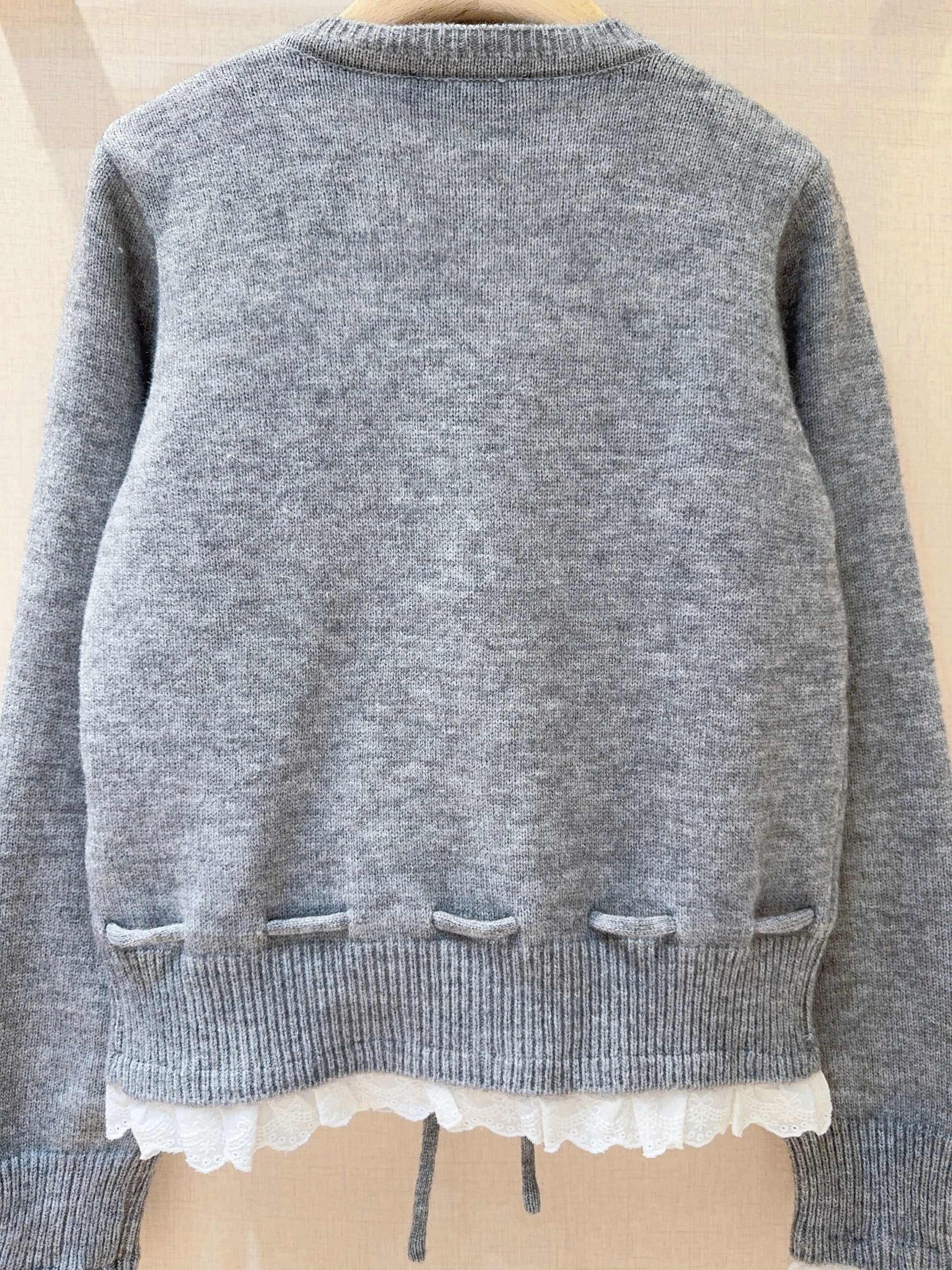 Miu Miu 针织上衣新品推荐🆕❤️~圆领单排扣设计，下摆和袖口处有拼接白色蕾丝花边，甜美感直接拉满🎀