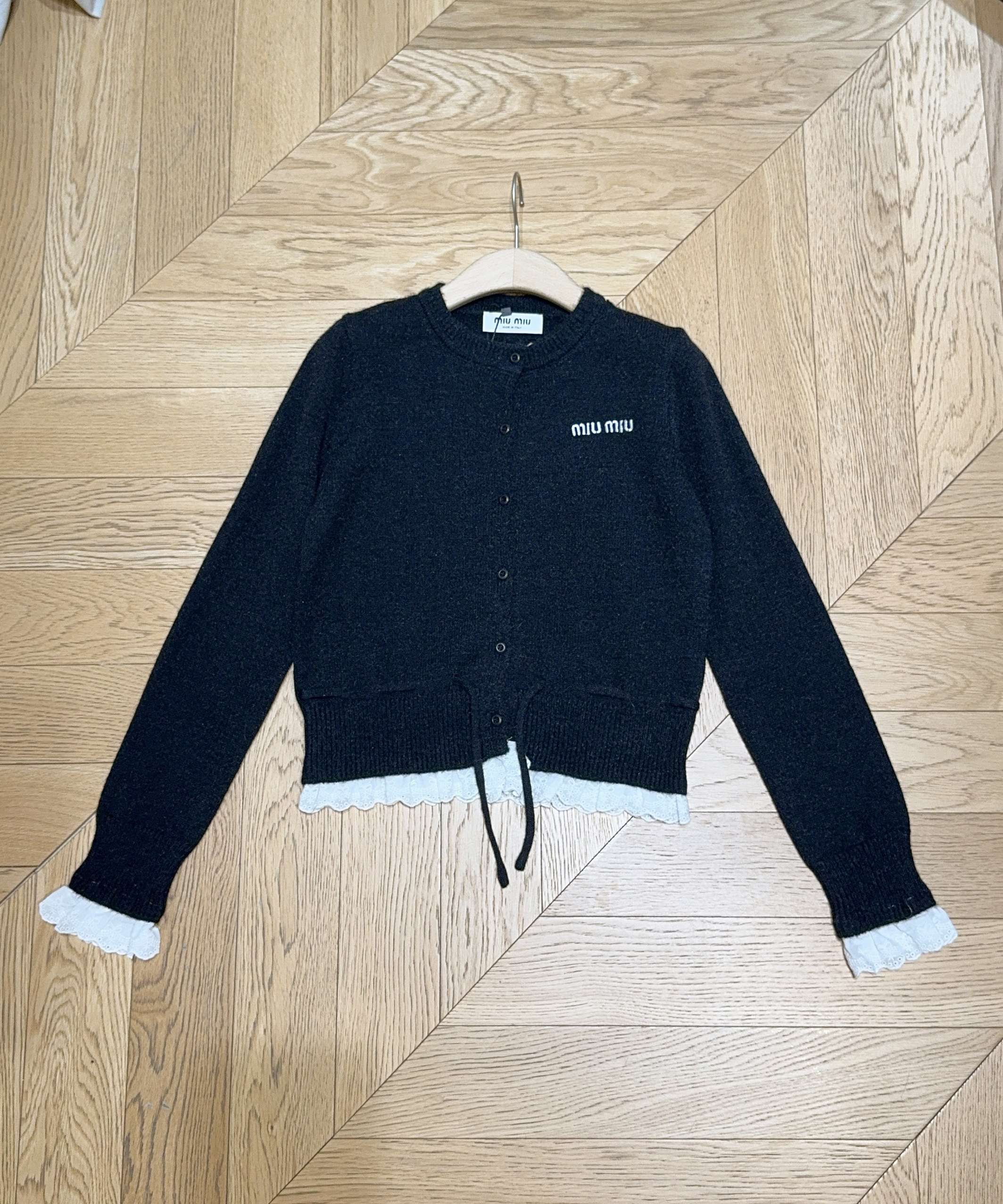 Miu Miu 针织上衣新品推荐🆕❤️~圆领单排扣设计，下摆和袖口处有拼接白色蕾丝花边，甜美感直接拉满🎀