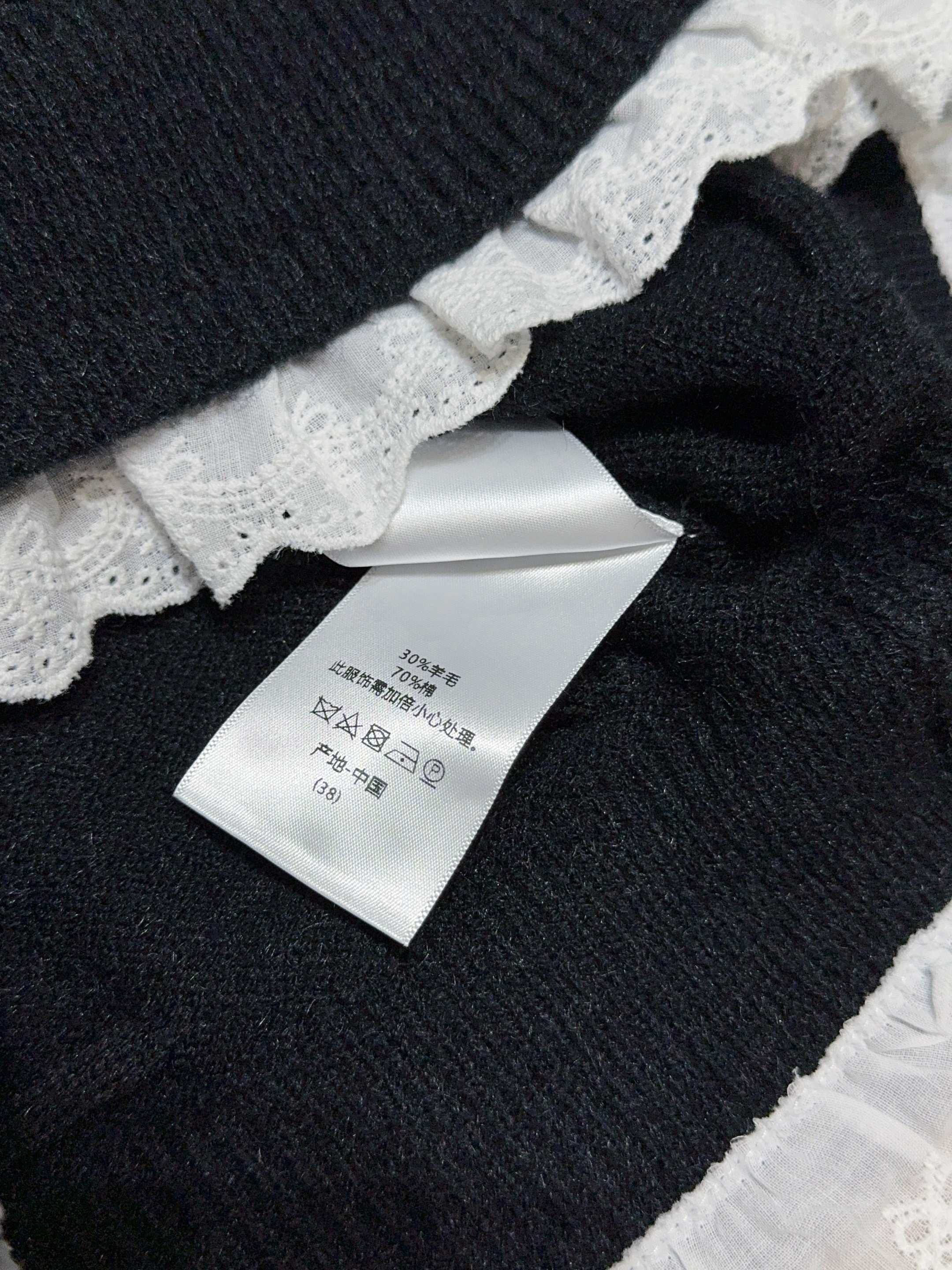 Miu Miu 针织上衣新品推荐🆕❤️~圆领单排扣设计，下摆和袖口处有拼接白色蕾丝花边，甜美感直接拉满🎀