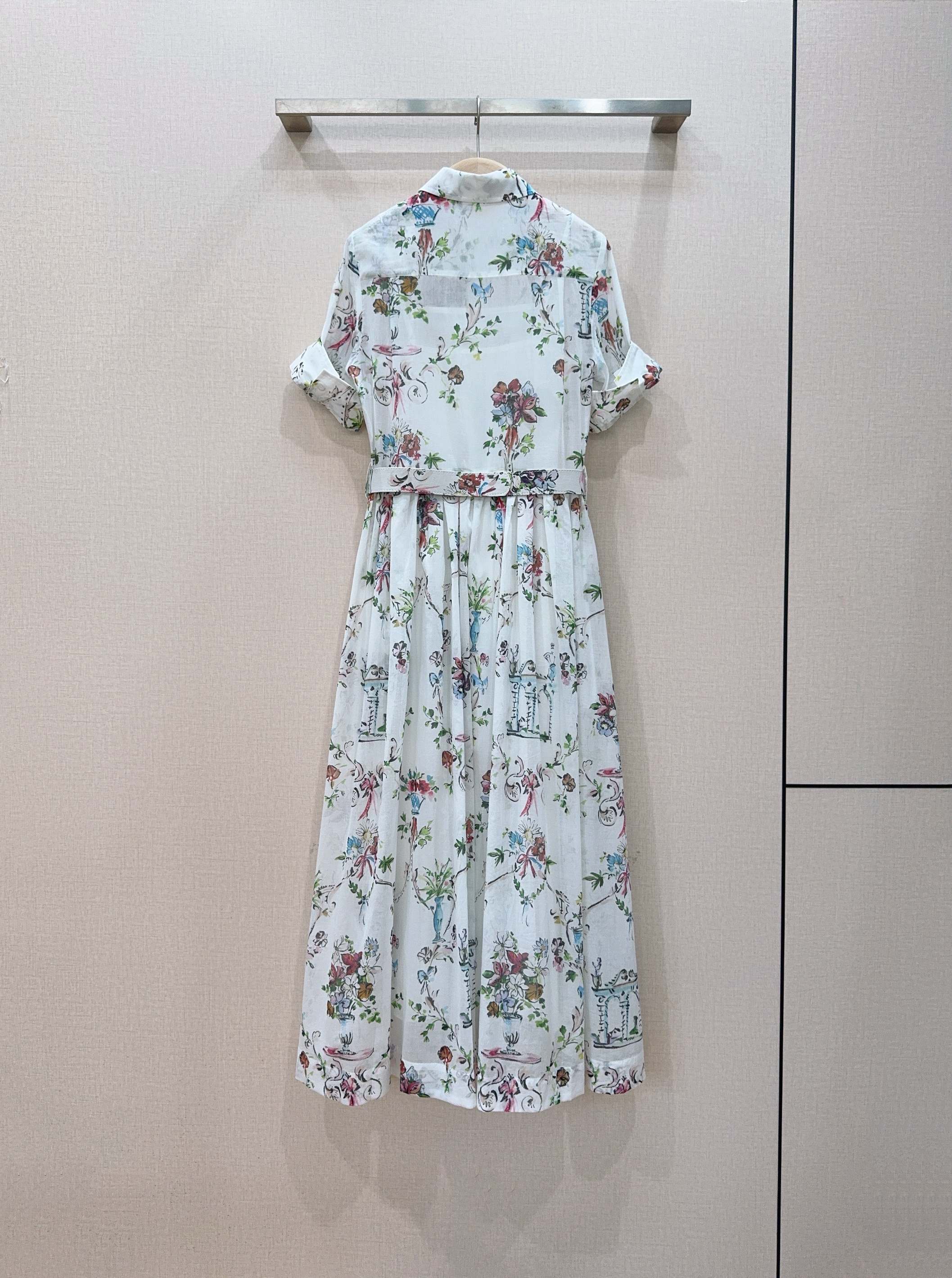 D家复古瓷瓶花卉印花衬衫连衣裙👗…… 经典翻领衬衫裙版型，100%棉质面料，轻薄透气，全开襟单排纽扣；短袖做翻折卷边设计