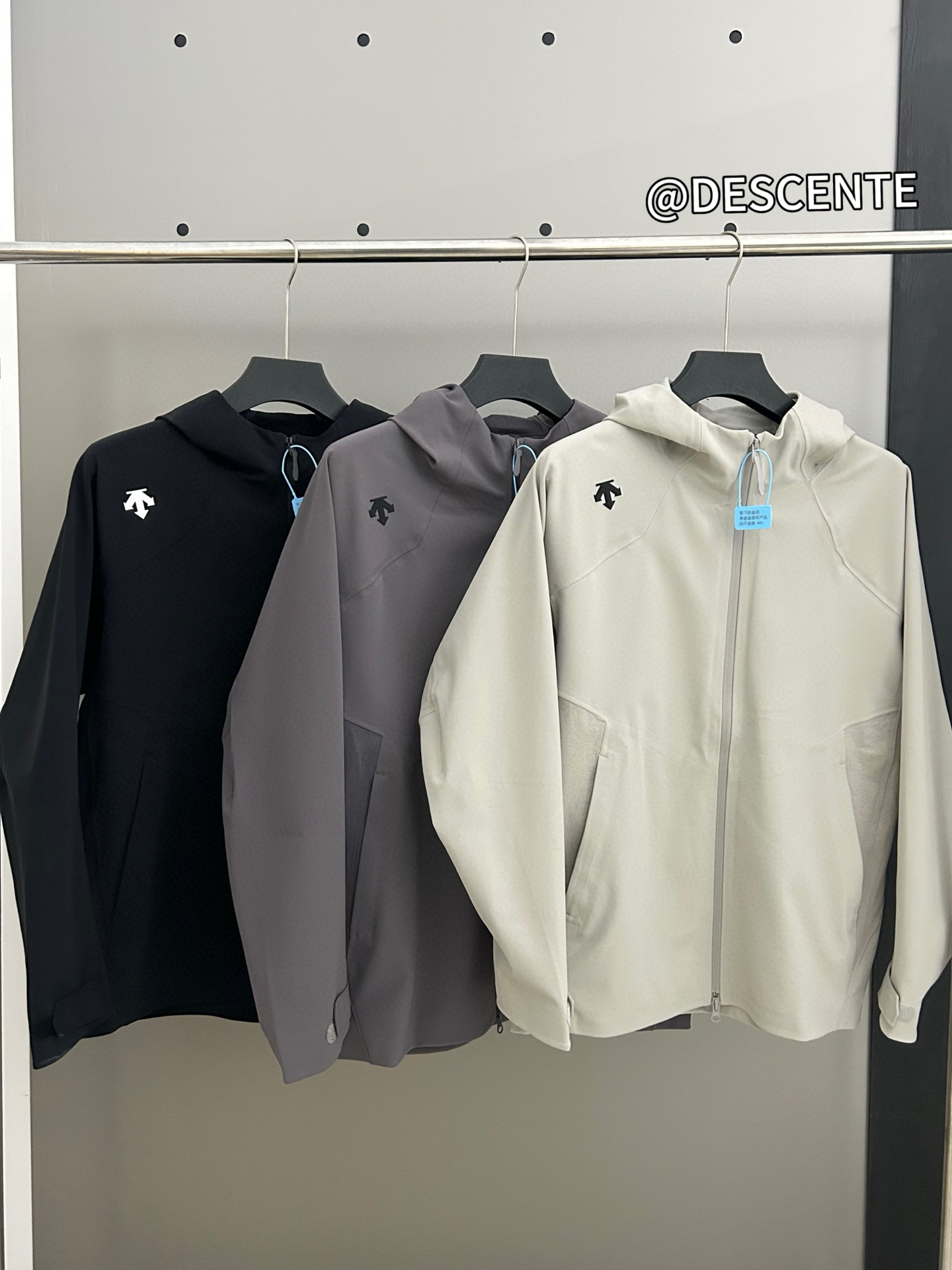 款号751 迪桑特DESCENTE TRAINING系列磨毛加绒夹克 -面料:原版一比一定织定染面料防水透湿 - 压胶工艺:整衣运用压胶工艺,实现无缝连接,避免了传统缝线可能带来的摩擦和不适感,穿着更加舒适,同时也增强了服装的防水性和耐用性.