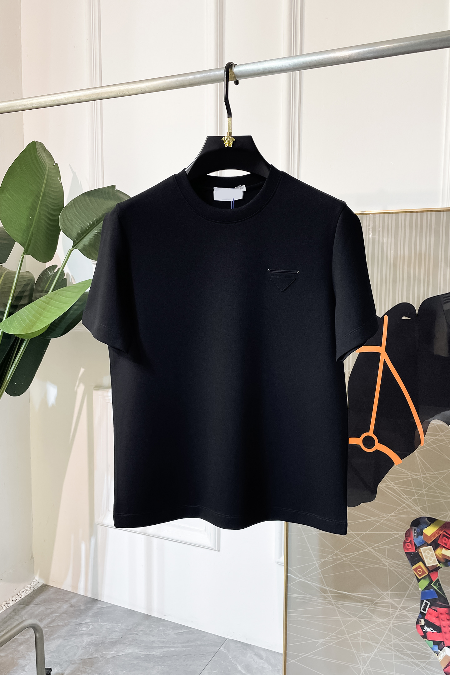 NO:522026,Prada - 2025ss autumn and winter half-sleeved base shirt series!  Casual business wear, essential for inner wear, selected top-split modal blend fabric, the fabric feels delicate, close-fitting and comfortable without thorning, the upper body style is good, warm, the counter logo design is very unique, male gods, don’t miss it!  Size M-3XL, prada,alexander wang19860909普拉达 -2025ss秋冬半袖打底衫系列！休闲商务外穿 内搭必备款,精选上等-精纺莫代尔混纺面料,面料手感细腻,贴身舒适不扎肉,上身版型好 穿着保暖,专柜标志设计非常独特,男神们别错过！ 尺码 M-3XL,,prada,alexander wang,Men's clothing