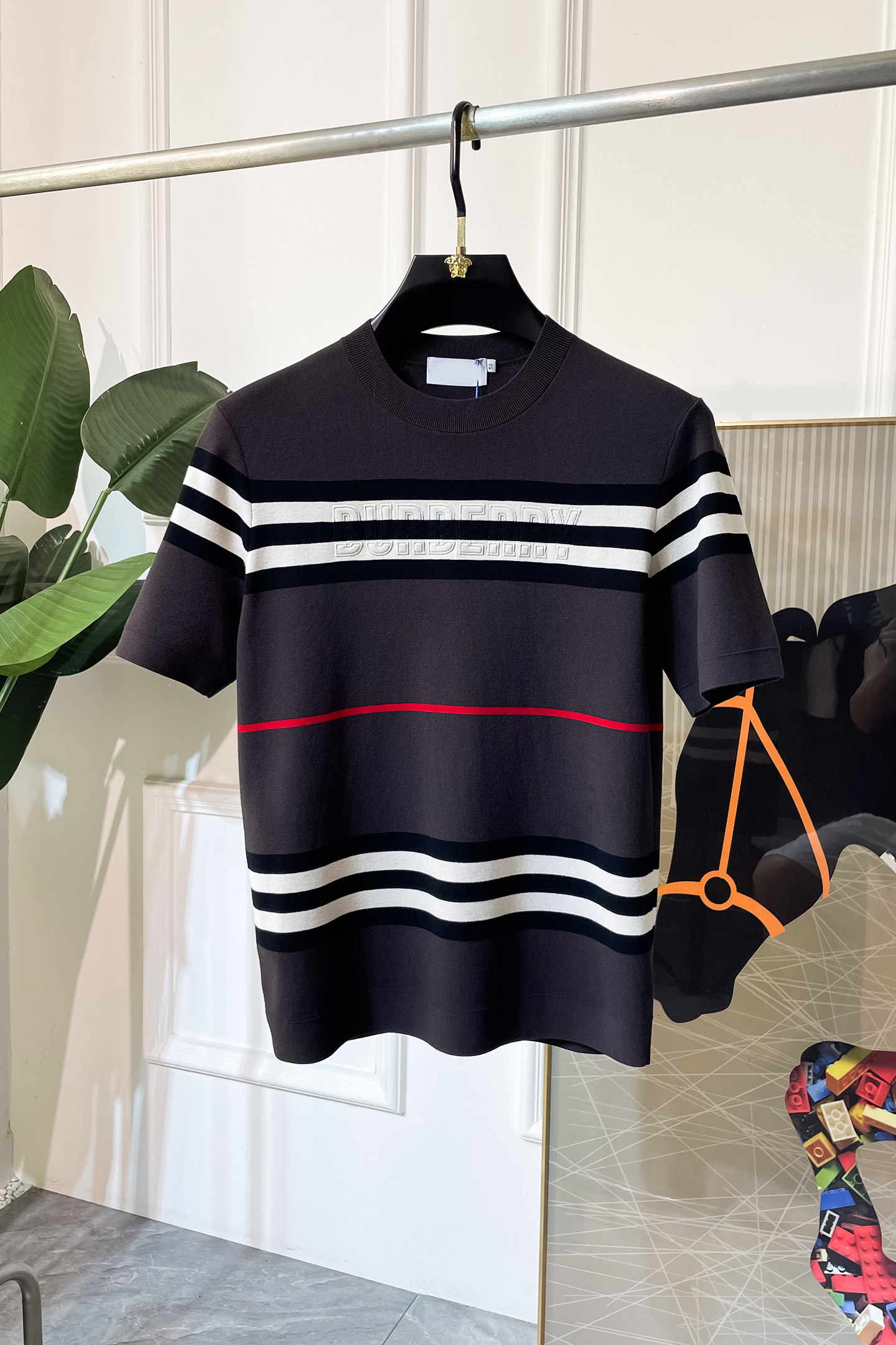 NO:522016,Burberry - 2025ss autumn and winter half-sleeved knitted sweater series!  Casual business wear, essential for inner wear, selected top-grade - worsted mulberry silk blended fabric, delicate feel, close-fitting and comfortable without tying, good upper body style, warm wear, the counter logo design is very unique, male gods, don’t miss it!  Size M-3XL, burberry,alexander wang19860909巴宝莉 -2025ss秋冬半袖针织毛衫系列！休闲商务外穿 内搭必备款,精选上等-精纺桑蚕丝混纺面料,面料手感细腻,贴身舒适不扎肉,上身版型好 穿着保暖,专柜标志设计非常独特,男神们别错过！ 尺码 M-3XL,,burberry,alexander wang,Men's clothing