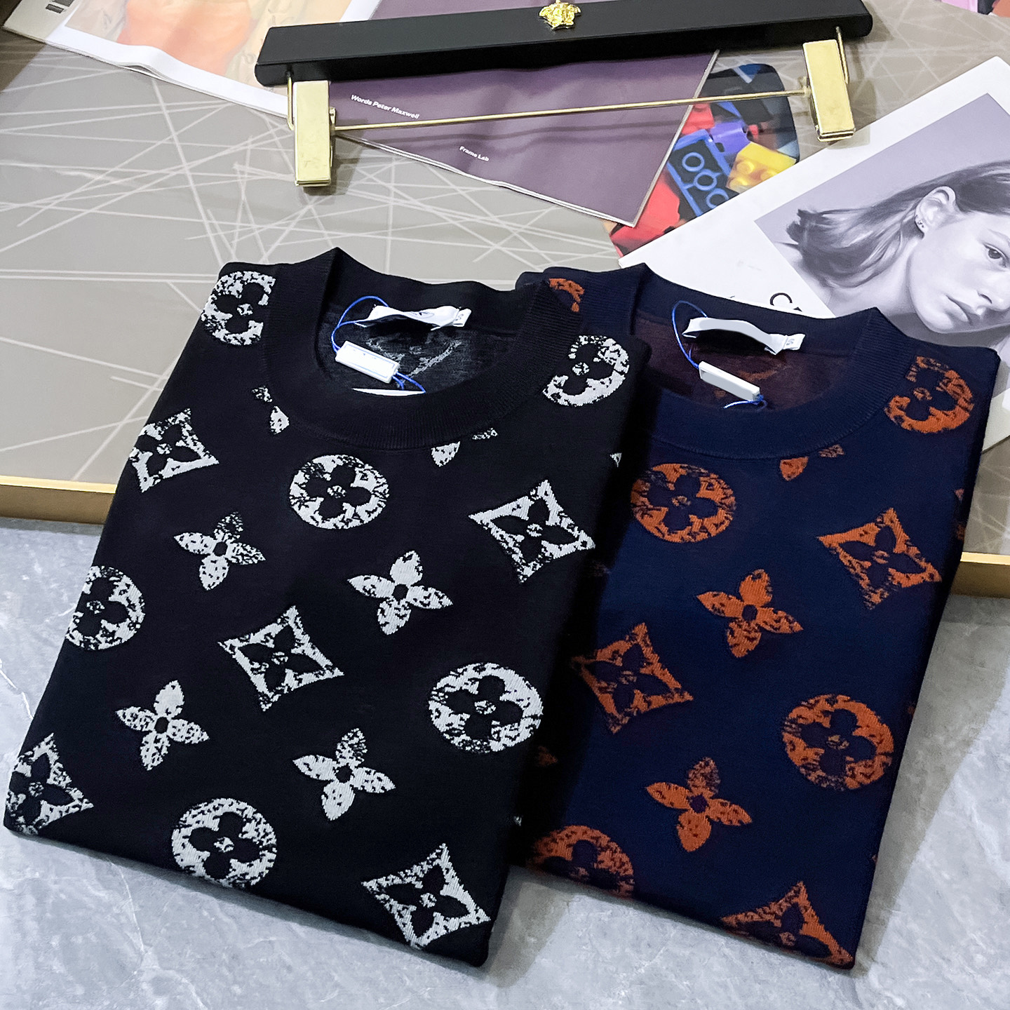 P250🔥🔥LV - 2025ss秋冬专柜大爆款针织毛衫，休闲时尚外穿 内搭必备款，定制进口羊毛混纺面料，面料手感细腻，贴身舒适不扎肉，上身版型好 穿着保暖，专柜标志设计非常独特，原版品质与工艺  绝对市场最高版本 顶级原版穿着超赞 柔顺挺括，不易变形。锁边缝盘都非常严谨考究 绝对一线代工要求！男神们别错过！ 尺码 M-3XL