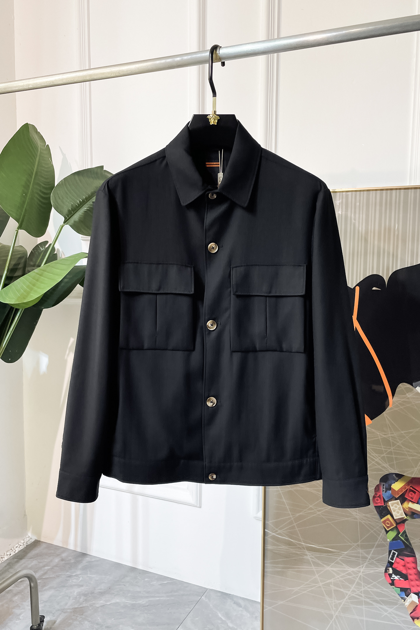 NO:522006,JINIA - 2025ss autumn and winter big jacket, customized high-quality polyester fiber fabric!  Top-level fashion brand elements logo design, complete with three standards!  The original hardware and accessories have smooth lines and exquisite craftsmanship, excellent upper body style, comfortable fabric, windproof and warm, and casual matching are very fashionable, handsome, casual and fashionable men's must-have!  Size M-3XL can wear up to 190 catties!  ,zegna,jackets & coats,jackets & coats,alexander wang19860909杰尼娅 - 2025ss秋冬大爆款夹克外套,定制高品质聚酯纤维面料！顶级时尚大牌元素logo设计,三标齐全！原版五金辅料,线条流畅,工艺精致,上身版型超赞,面料舒适,挡风保暖,随意搭配都非常时尚帅气休闲时尚男仕必备款哦！尺码M-3XL 最大可穿190斤！,,zegna,jackets & coats,jackets & coats,alexander wang,Men's clothing