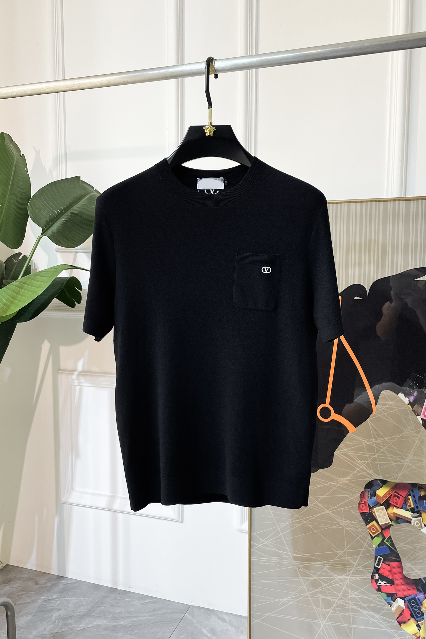 NO:523100,Valentino - 2025ss autumn and winter half-sleeved knitted sweater series!  Casual business wear, essential for inner wear, selected top-grade - worsted mulberry silk blended fabric, delicate feel, close-fitting and comfortable without tying, good upper body style, warm wear, the counter logo design is very unique, male gods, don’t miss it!  Size M-3XL, valentino,alexander wang19860909华伦天奴 -2025ss秋冬半袖针织毛衫系列！休闲商务外穿 内搭必备款,精选上等-精纺桑蚕丝混纺面料,面料手感细腻,贴身舒适不扎肉,上身版型好 穿着保暖,专柜标志设计非常独特,男神们别错过！ 尺码 M-3XL,,valentino,alexander wang,Men's clothing