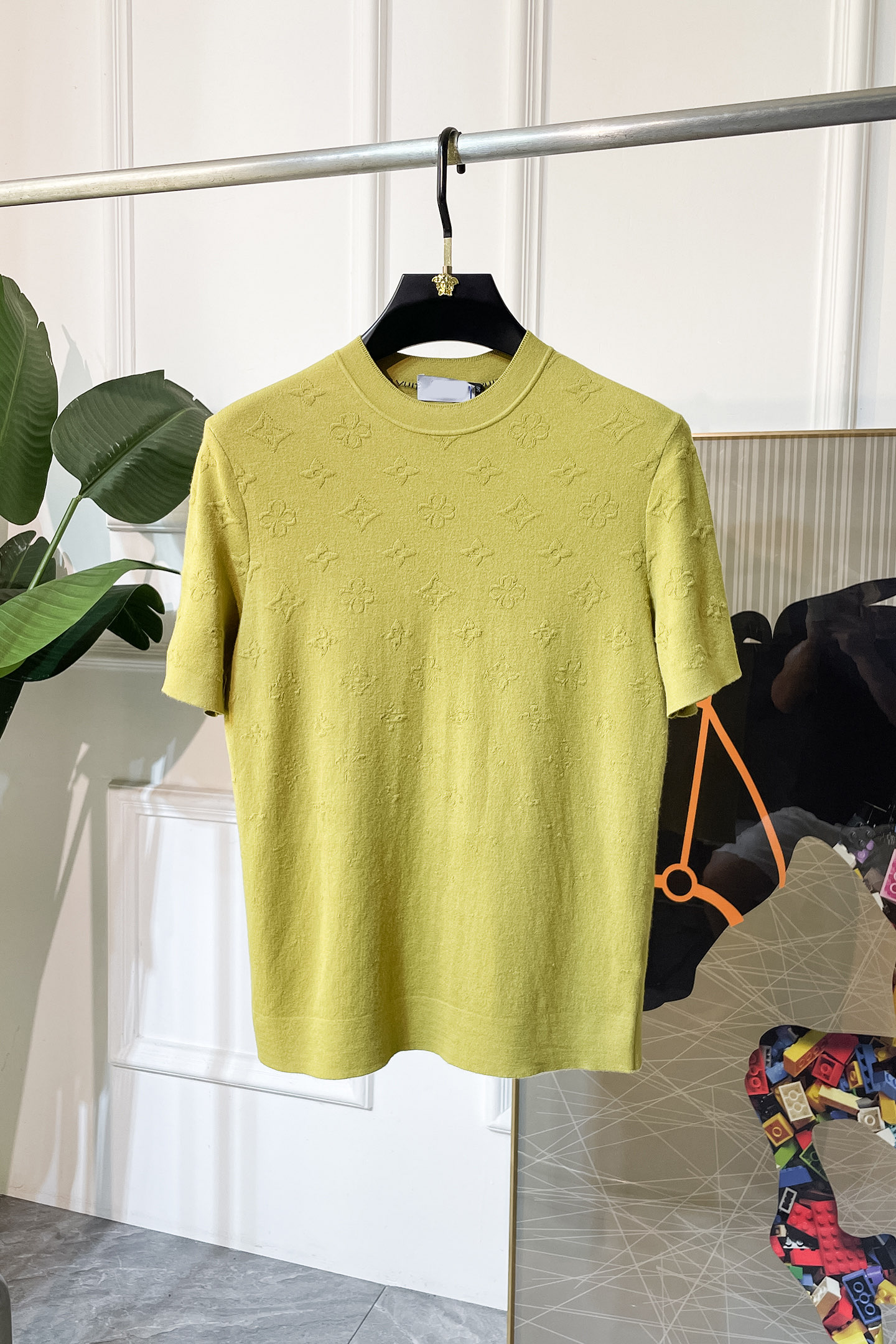 NO:522022,LV -2025ss autumn and winter half-sleeved knitted sweater series!  Casual business wear, essential for inner wear, selected top-grade - worsted mulberry silk blended fabric, delicate feel, close-fitting and comfortable without tying, good upper body style, warm wear, the counter logo design is very unique, male gods, don’t miss it!  Size M-3XL, louis vuitton,alexander wang19860909LV -2025ss秋冬半袖针织毛衫系列！休闲商务外穿 内搭必备款,精选上等-精纺桑蚕丝混纺面料,面料手感细腻,贴身舒适不扎肉,上身版型好 穿着保暖,专柜标志设计非常独特,男神们别错过！ 尺码 M-3XL,,louis vuitton,alexander wang,Men's clothing