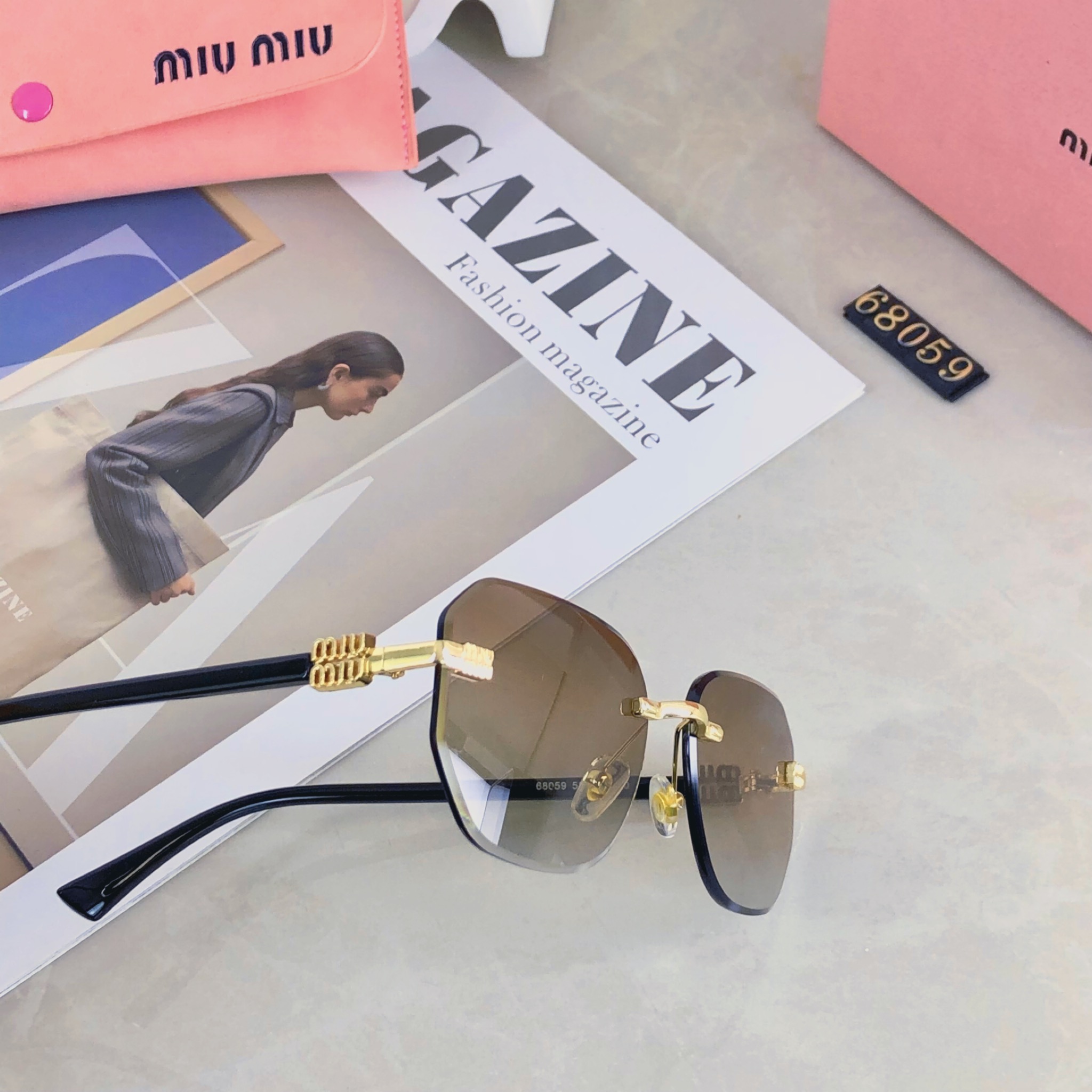 。。miumiu时尚新款太阳眼镜墨镜高品质高质感百搭潮酷方框金属小框无框