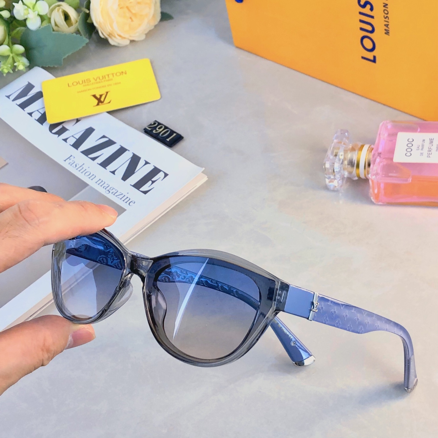 。。Louis vuitto*高级感墨镜女款2026年新款网红拍照防紫外线太阳眼镜复古猫眼显瘦
