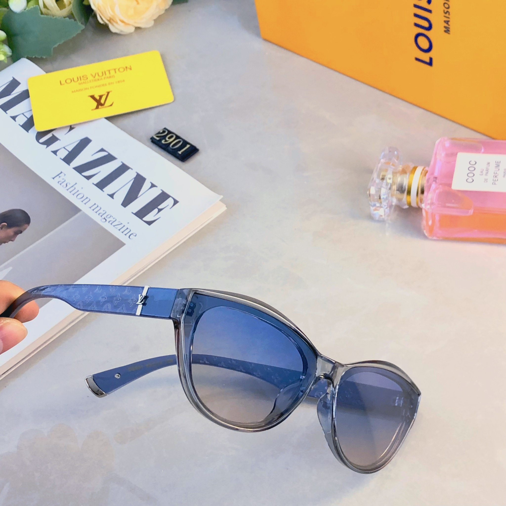 。。Louis vuitto*高级感墨镜女款2026年新款网红拍照防紫外线太阳眼镜复古猫眼显瘦
