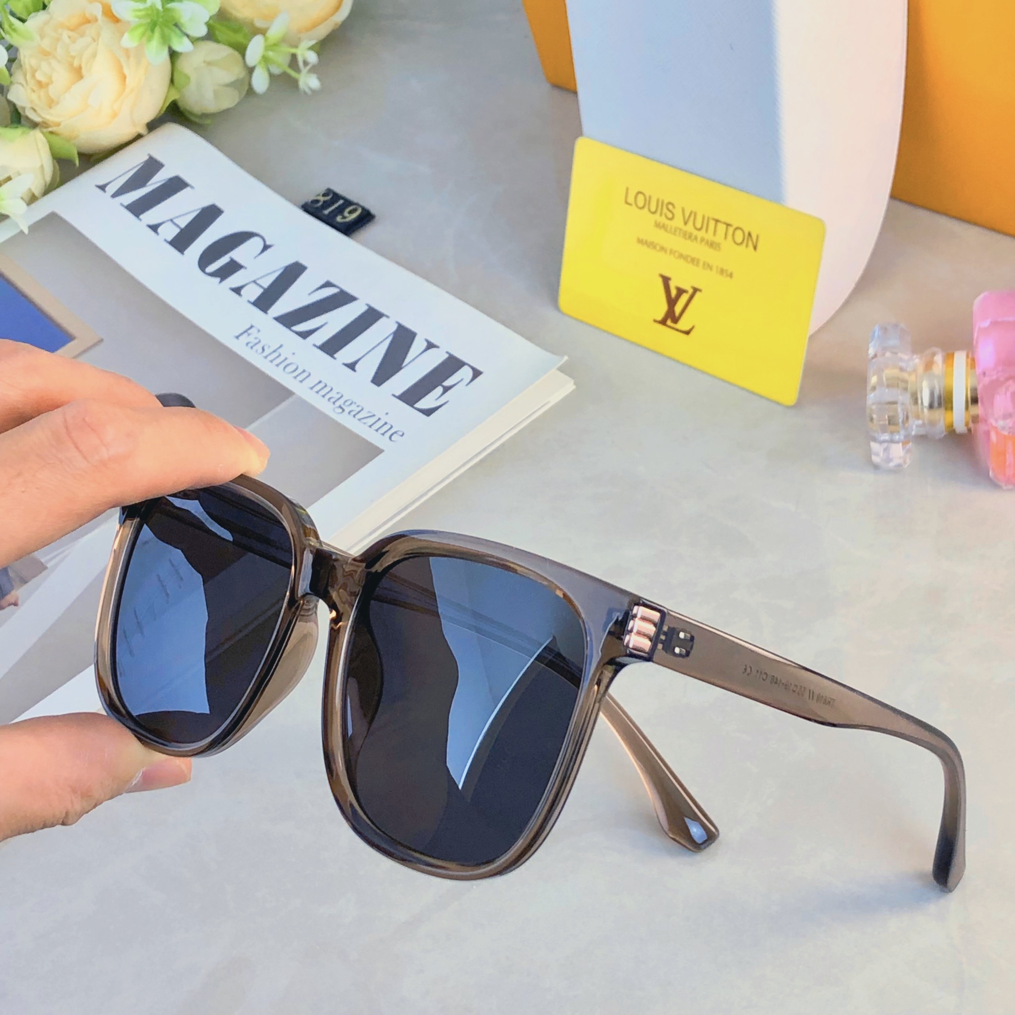 🔥🔥Louis vuitto*黑色墨镜女高级感ins装饰潮流复古眼镜韩版潮街拍方框太阳镜炫酷