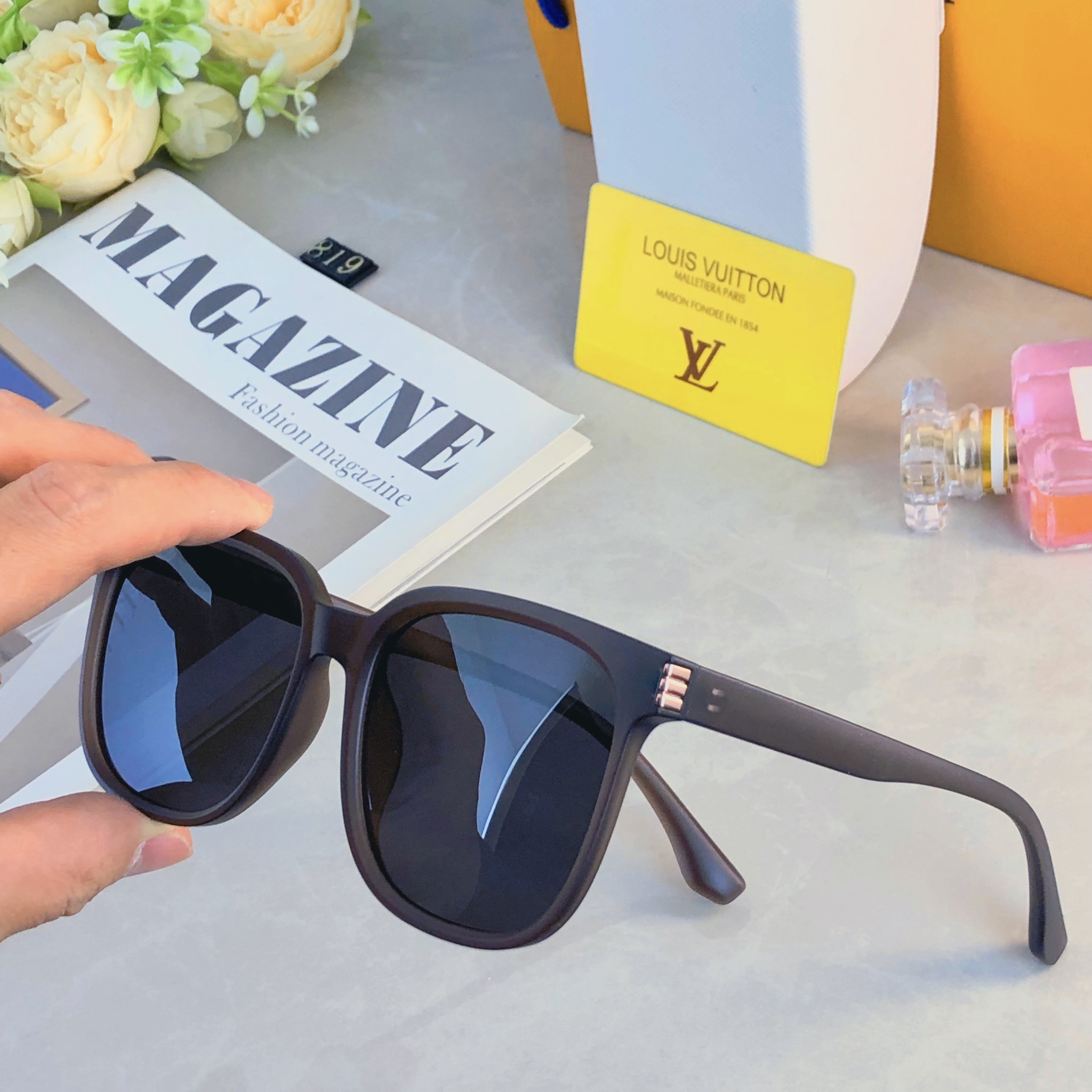 🔥🔥Louis vuitto*黑色墨镜女高级感ins装饰潮流复古眼镜韩版潮街拍方框太阳镜炫酷