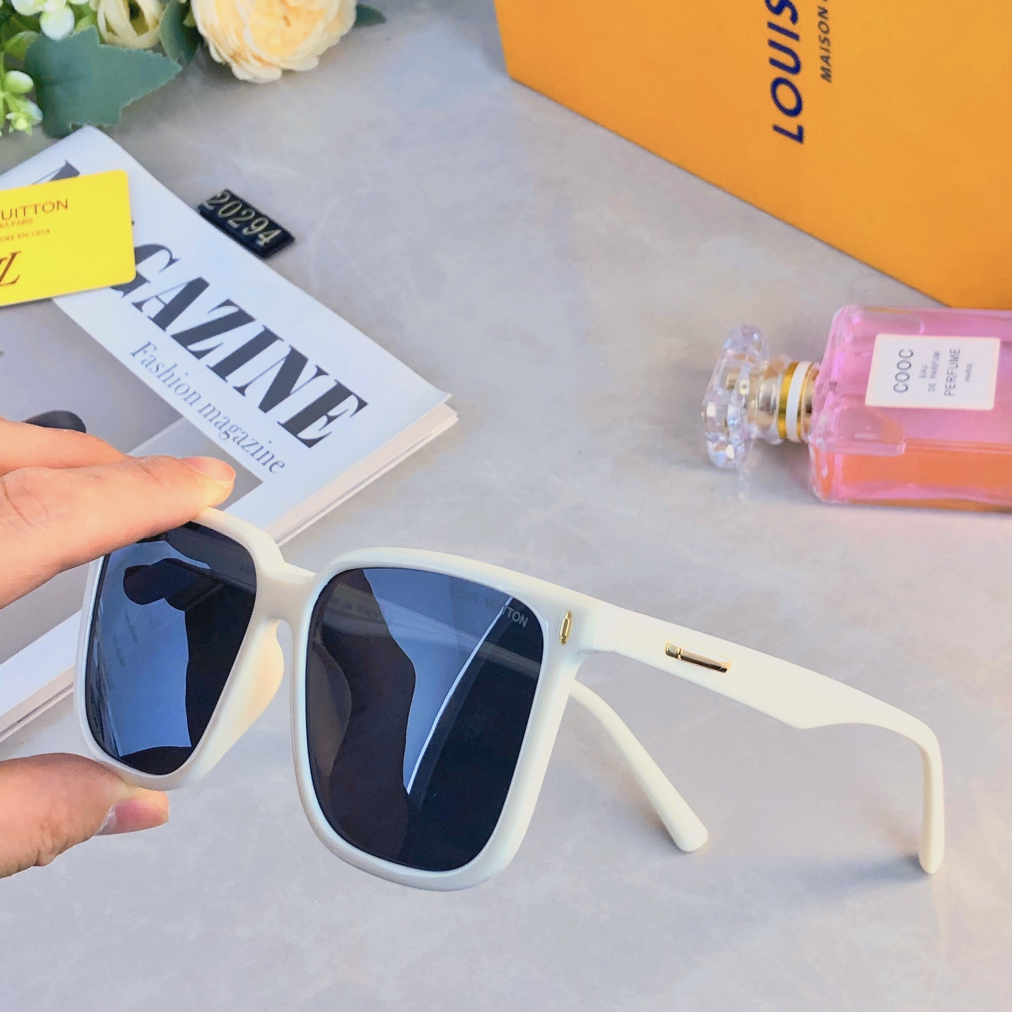 🔥🔥Louis vuitto*新款韩版百搭时尚大框米钉防紫外线太阳镜高级感ins素颜神器墨镜