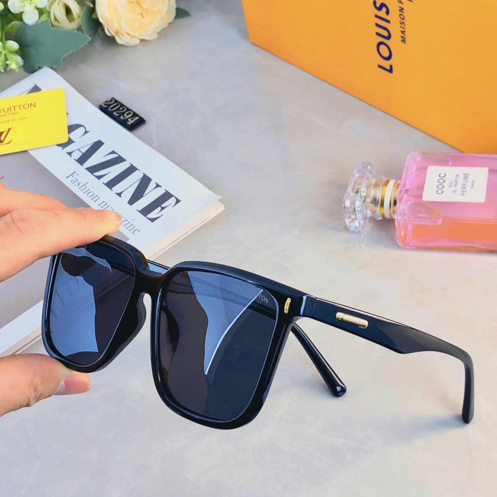 🔥🔥Louis vuitto*新款韩版百搭时尚大框米钉防紫外线太阳镜高级感ins素颜神器墨镜