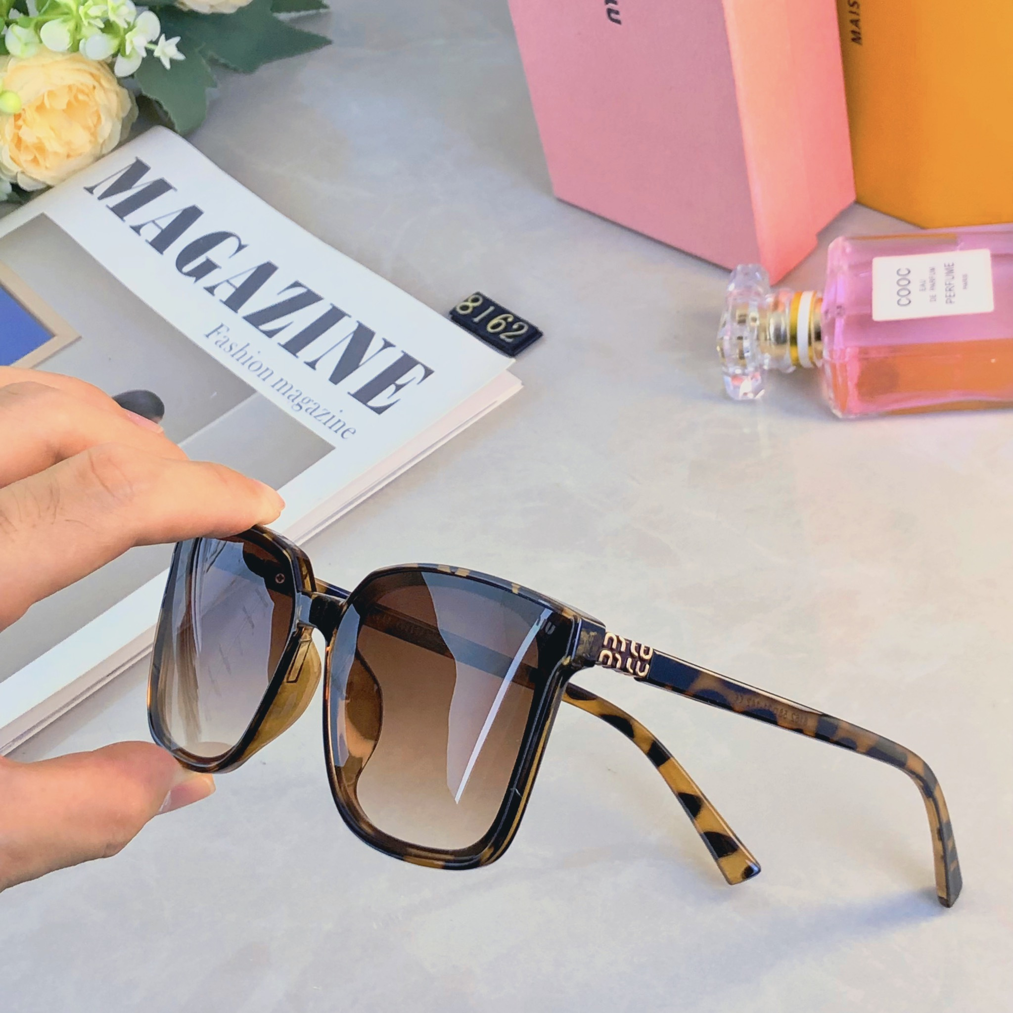 🔥🔥miumi*2026新款镜腿字母大框方形细框高级感太阳镜女时尚防紫外线墨镜