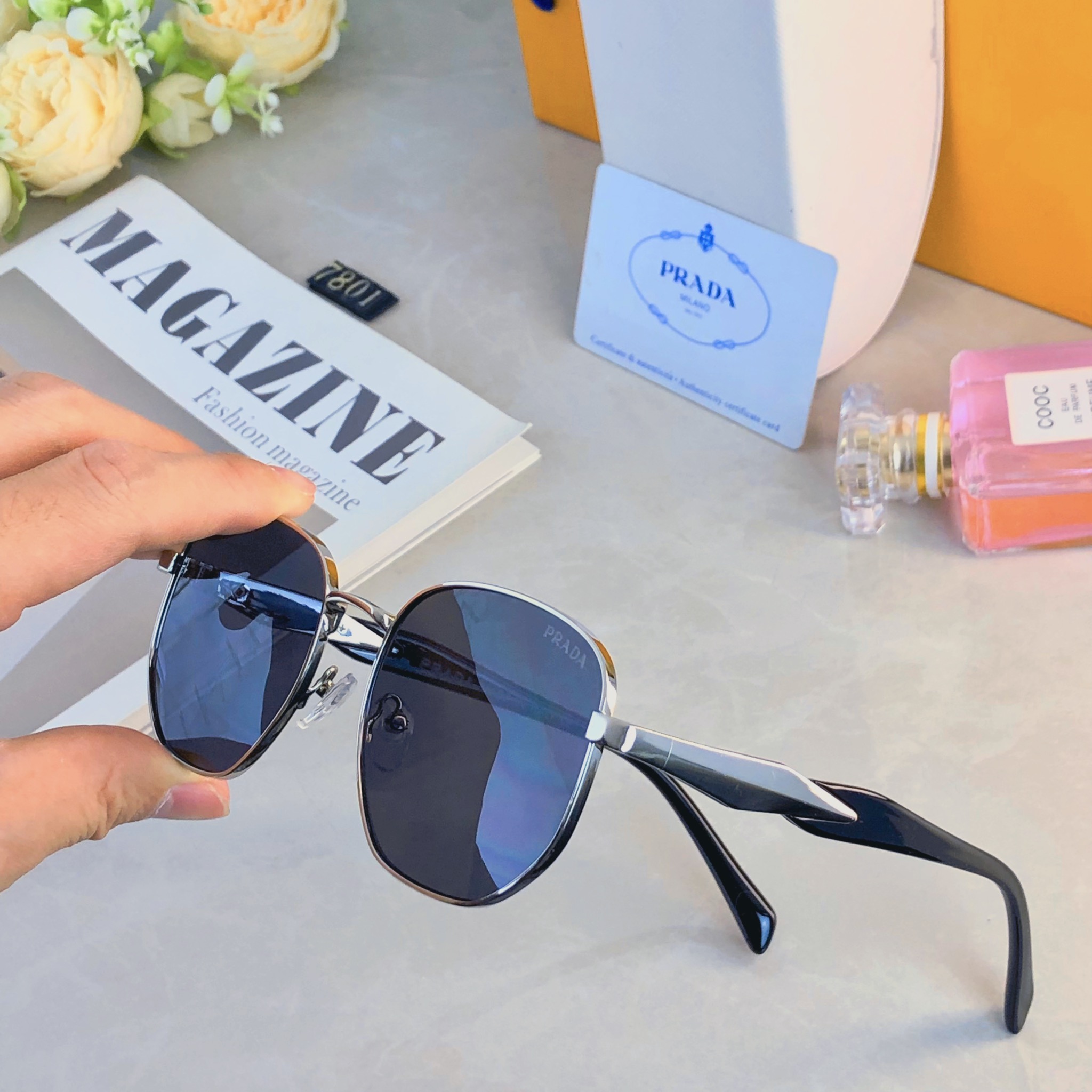 🔥🔥Prad*时尚复古金属框墨镜潮流轻奢素颜穿搭街拍防紫外线太阳镜