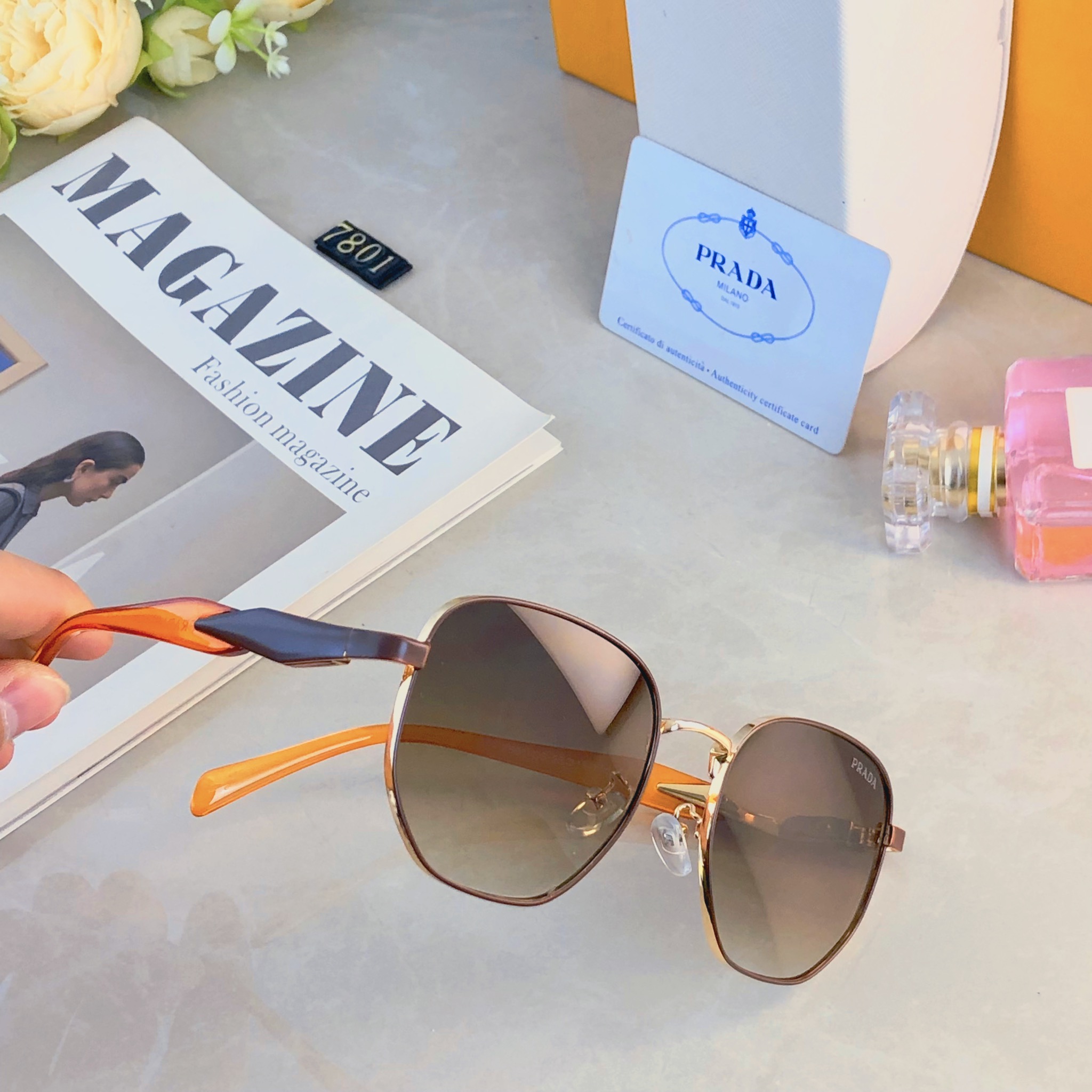 🔥🔥Prad*时尚复古金属框墨镜潮流轻奢素颜穿搭街拍防紫外线太阳镜
