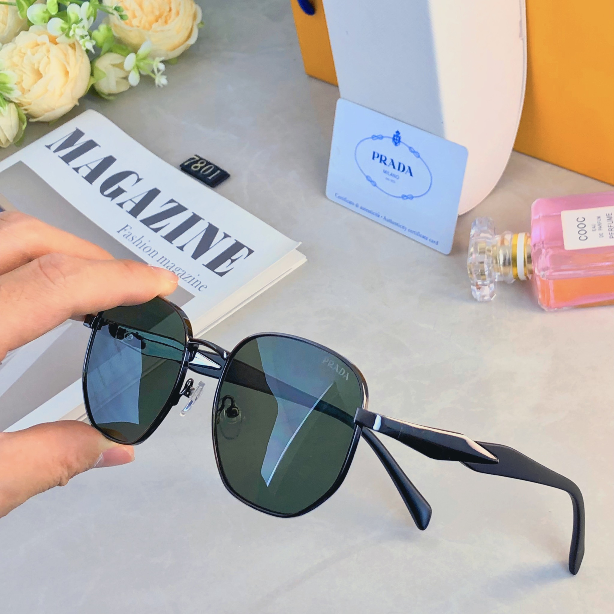 🔥🔥Prad*时尚复古金属框墨镜潮流轻奢素颜穿搭街拍防紫外线太阳镜