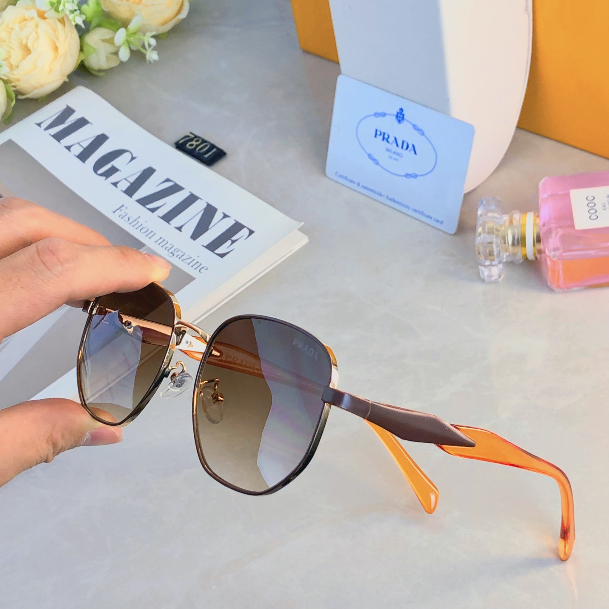 🔥🔥Prad*时尚复古金属框墨镜潮流轻奢素颜穿搭街拍防紫外线太阳镜