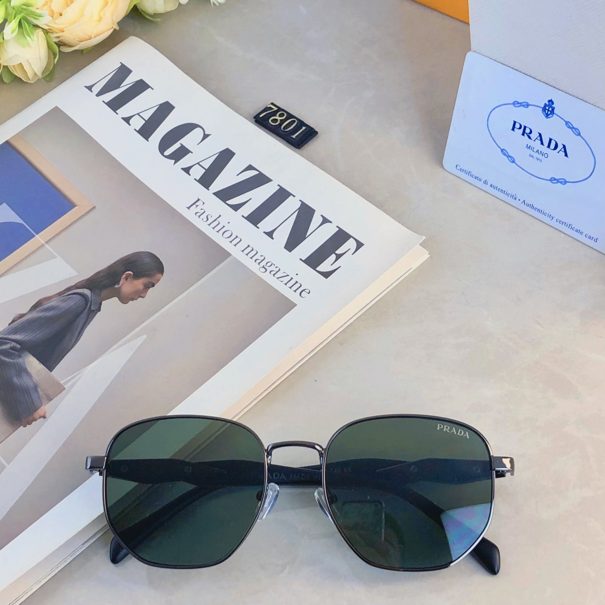 🔥🔥Prad*时尚复古金属框墨镜潮流轻奢素颜穿搭街拍防紫外线太阳镜