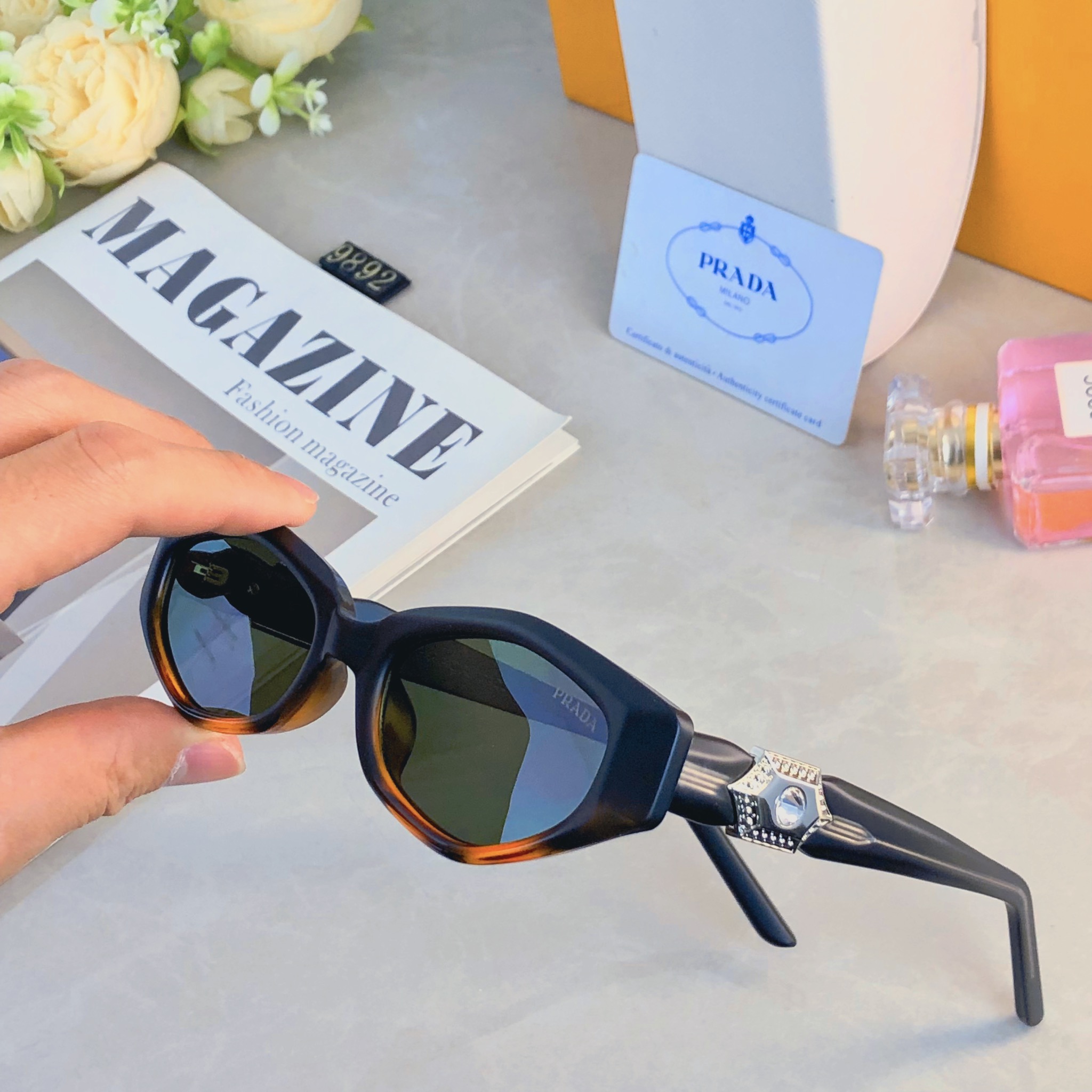 🔥🔥Prad*小红书韩版复古猫眼小脸小红书墨镜高级感ins防紫外太阳镜方圆脸