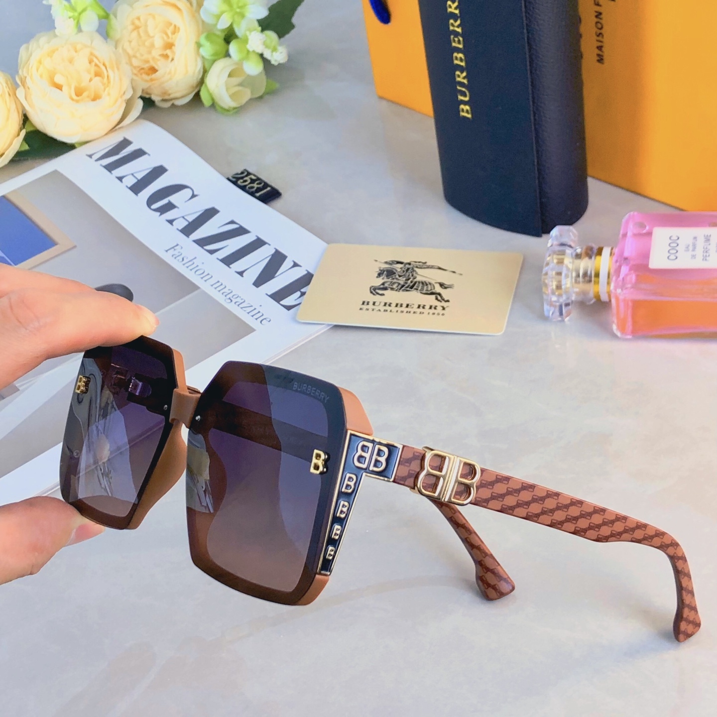 。。Burberr*新款欧美复古太阳镜方框时尚潮流百搭墨镜男女款开车防紫外线