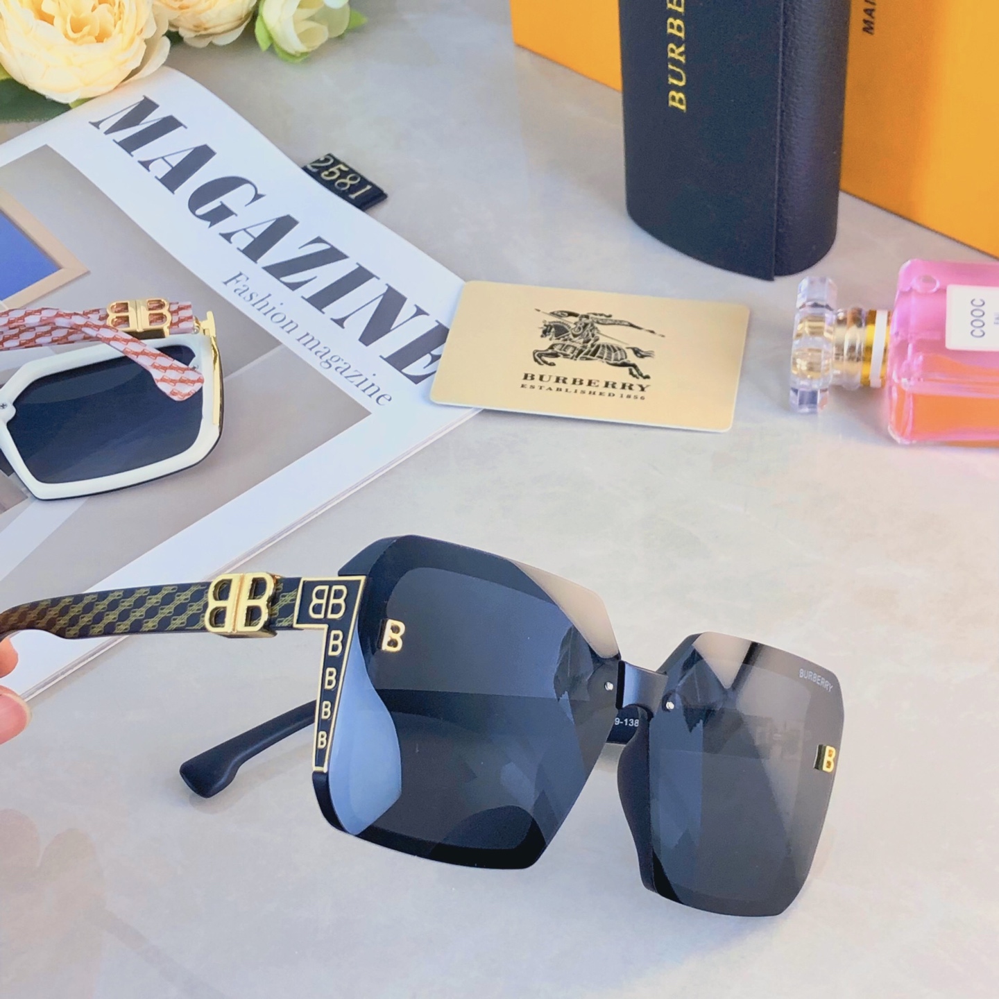 。。Burberr*新款欧美复古太阳镜方框时尚潮流百搭墨镜男女款开车防紫外线