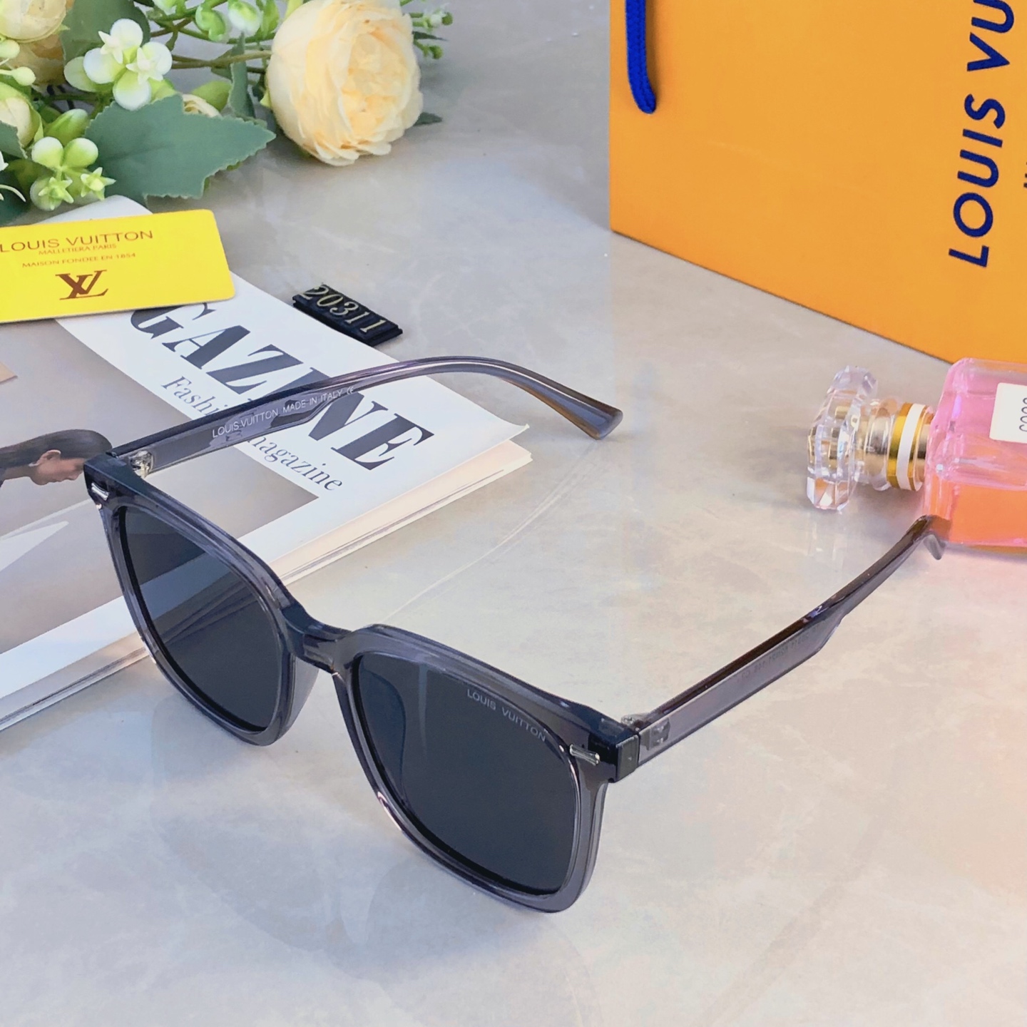 。。Louis vuitto*新款时尚百搭个性潮流街拍太阳眼镜 ins经典复古米钉方形防晒墨镜