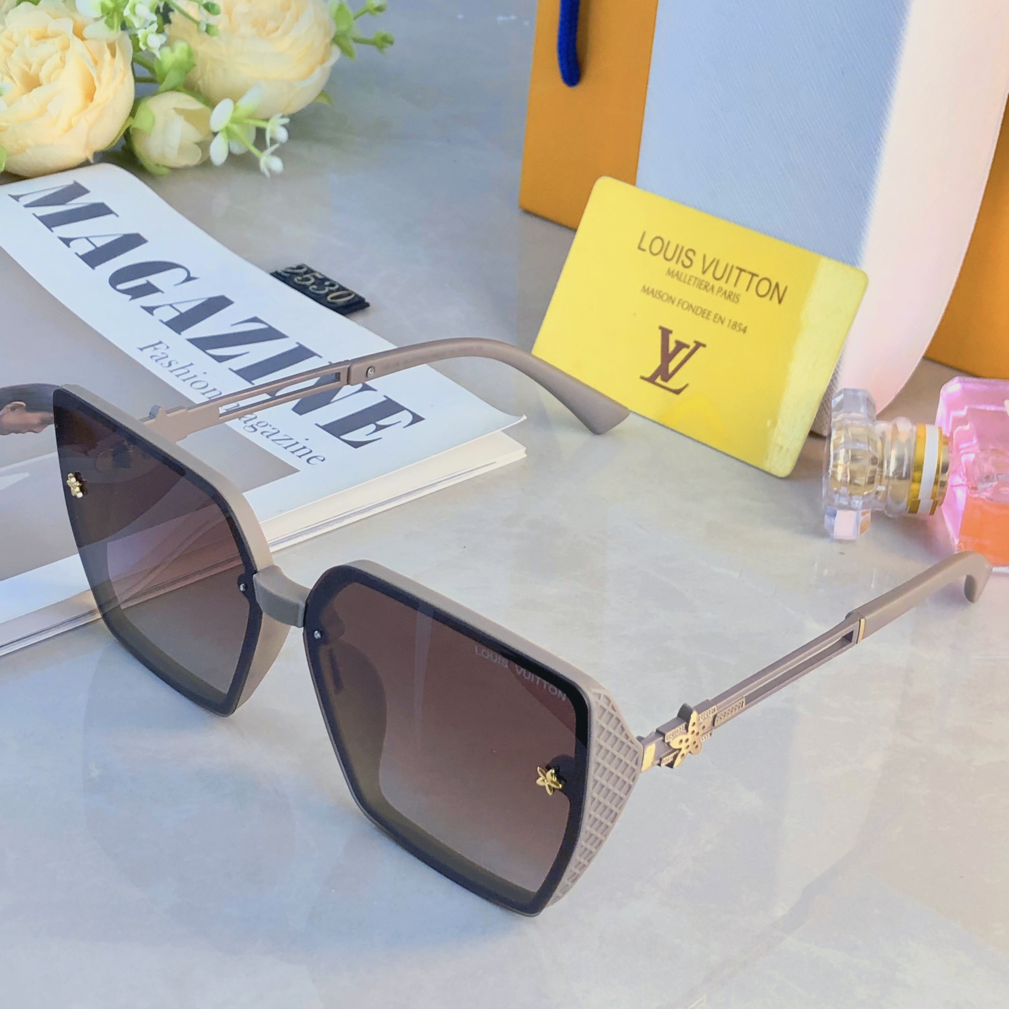 。。Louis vuitto*新款个性方形网红时尚潮流墨镜欧美四叶草高级感防晒