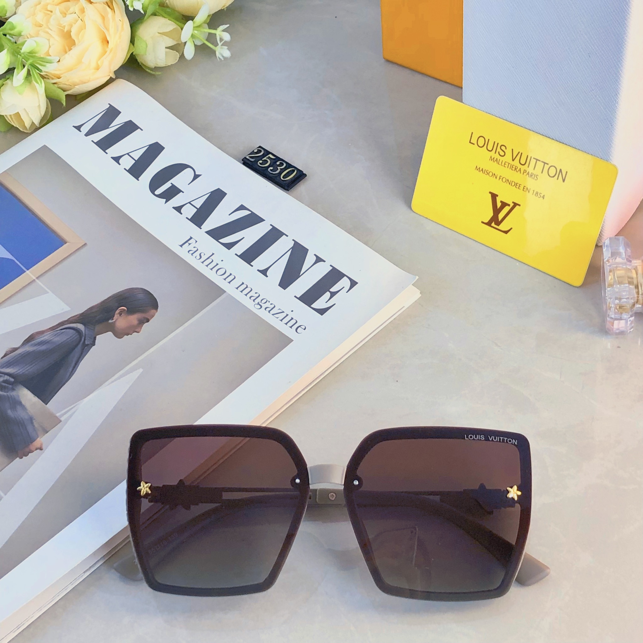 。。Louis vuitto*新款个性方形网红时尚潮流墨镜欧美四叶草高级感防晒