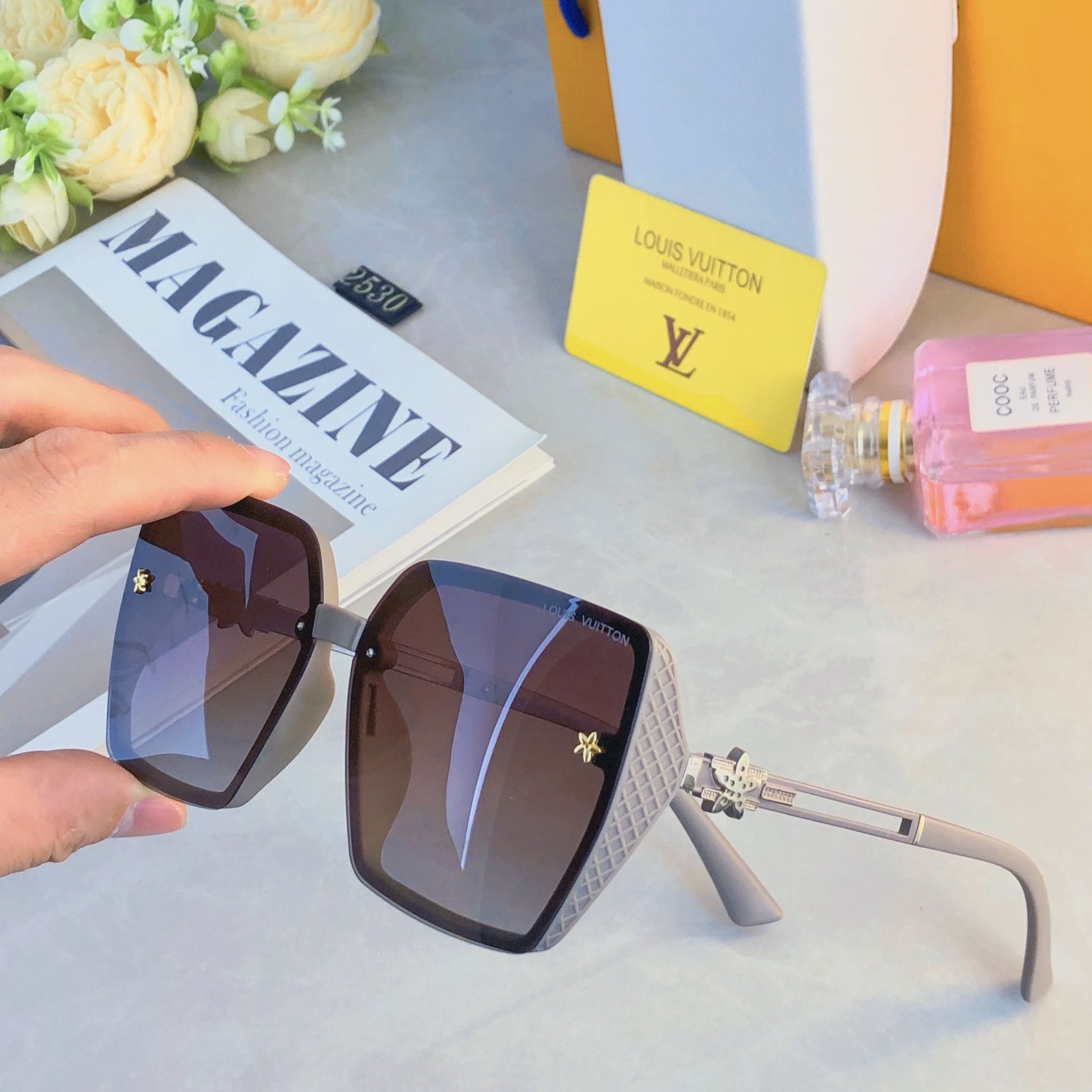 。。Louis vuitto*新款个性方形网红时尚潮流墨镜欧美四叶草高级感防晒