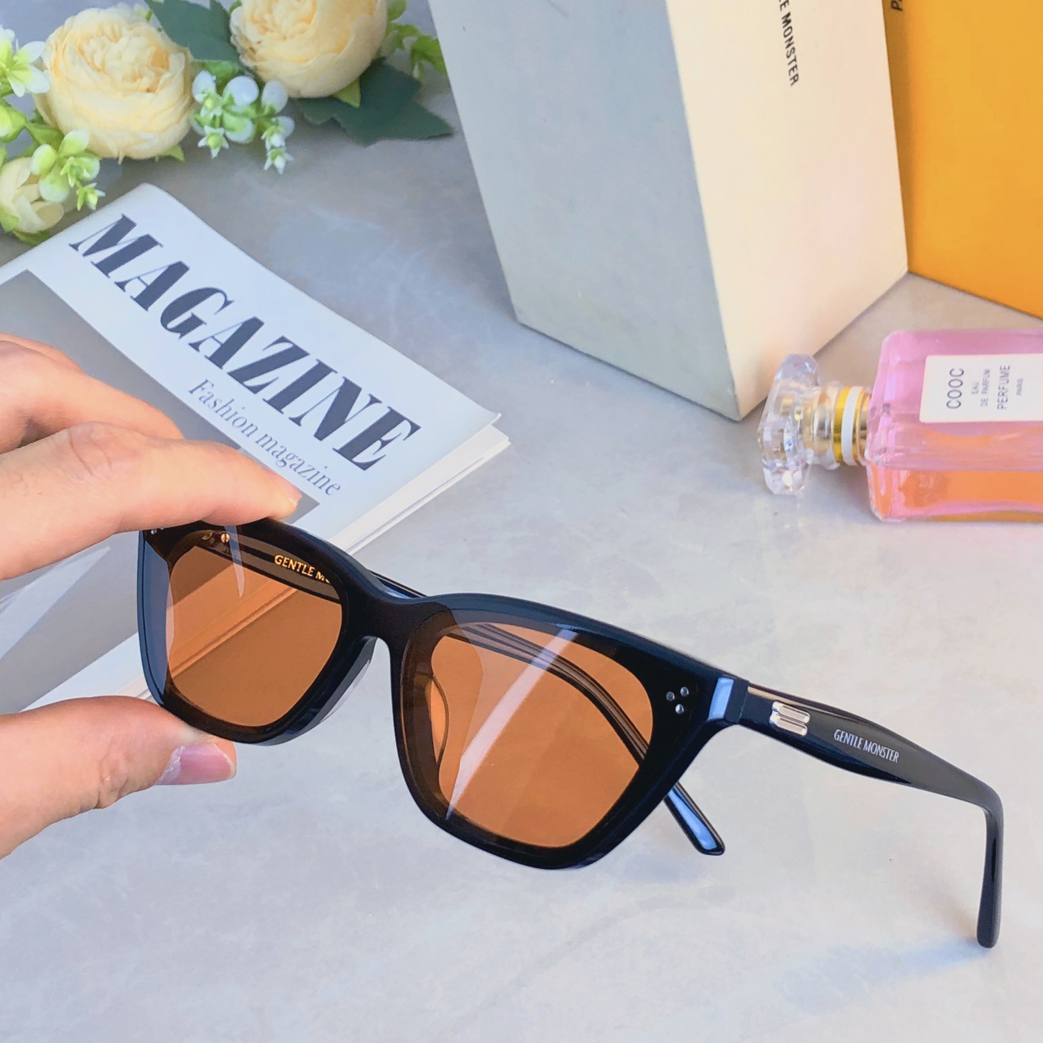 。。钟楚曦同款墨镜女士2026高级感复古猫眼防紫外线百搭太阳眼镜男