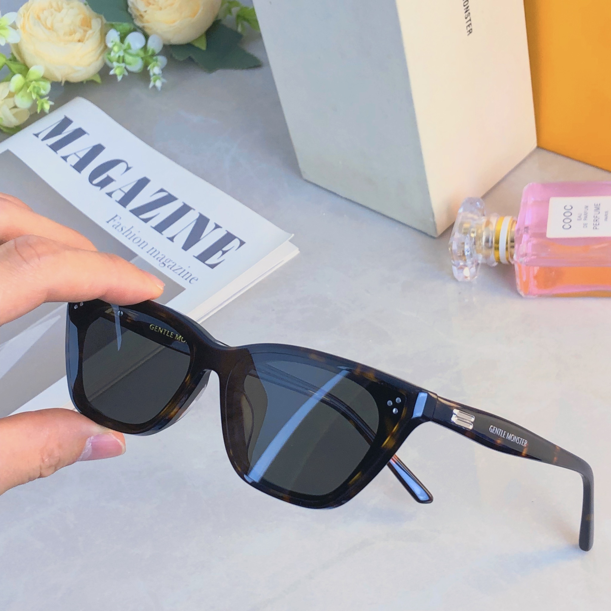 。。钟楚曦同款墨镜女士2026高级感复古猫眼防紫外线百搭太阳眼镜男