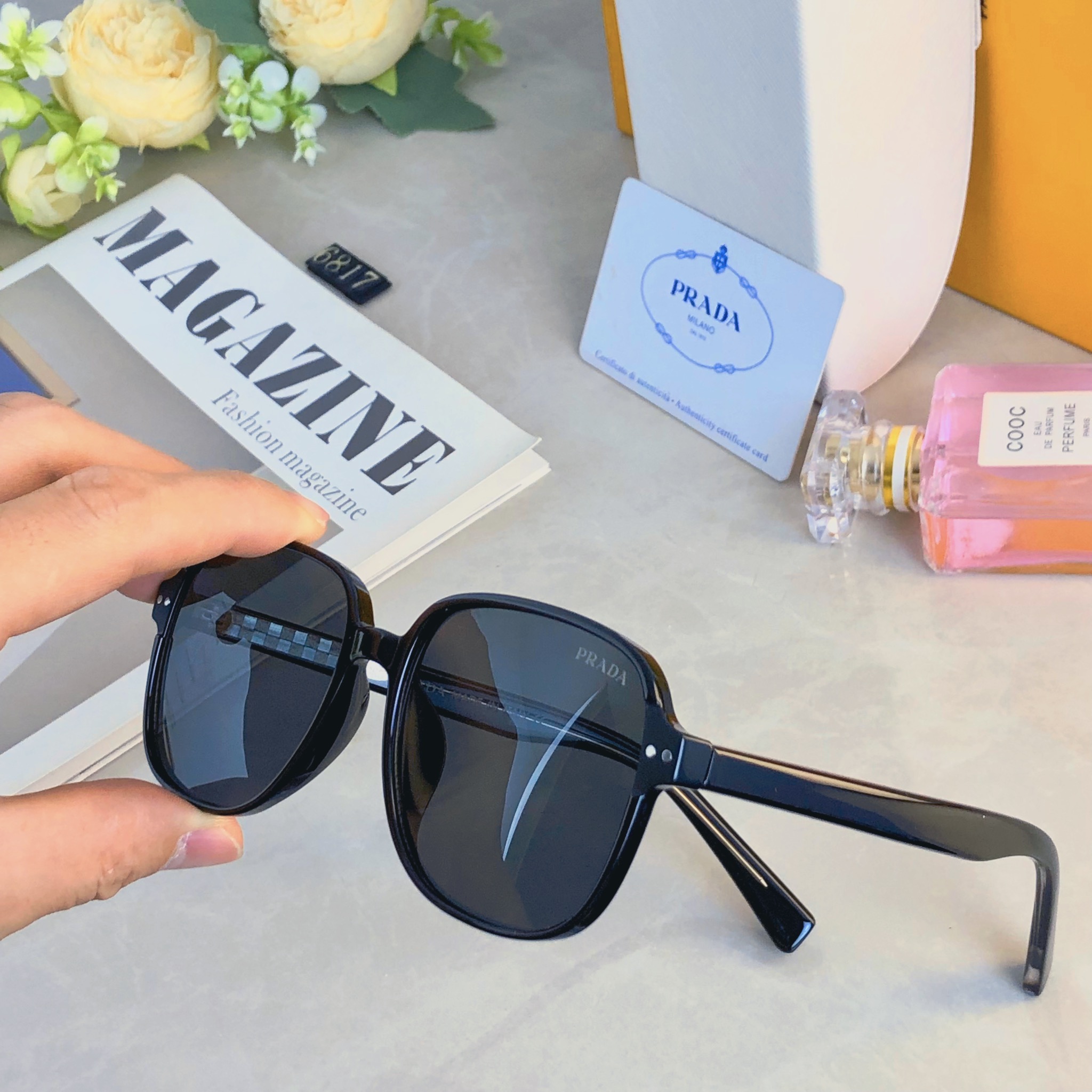 。。Prad*韩版大方框太阳镜2026新款素颜黑色墨镜圆脸显瘦网红旅行度假眼镜