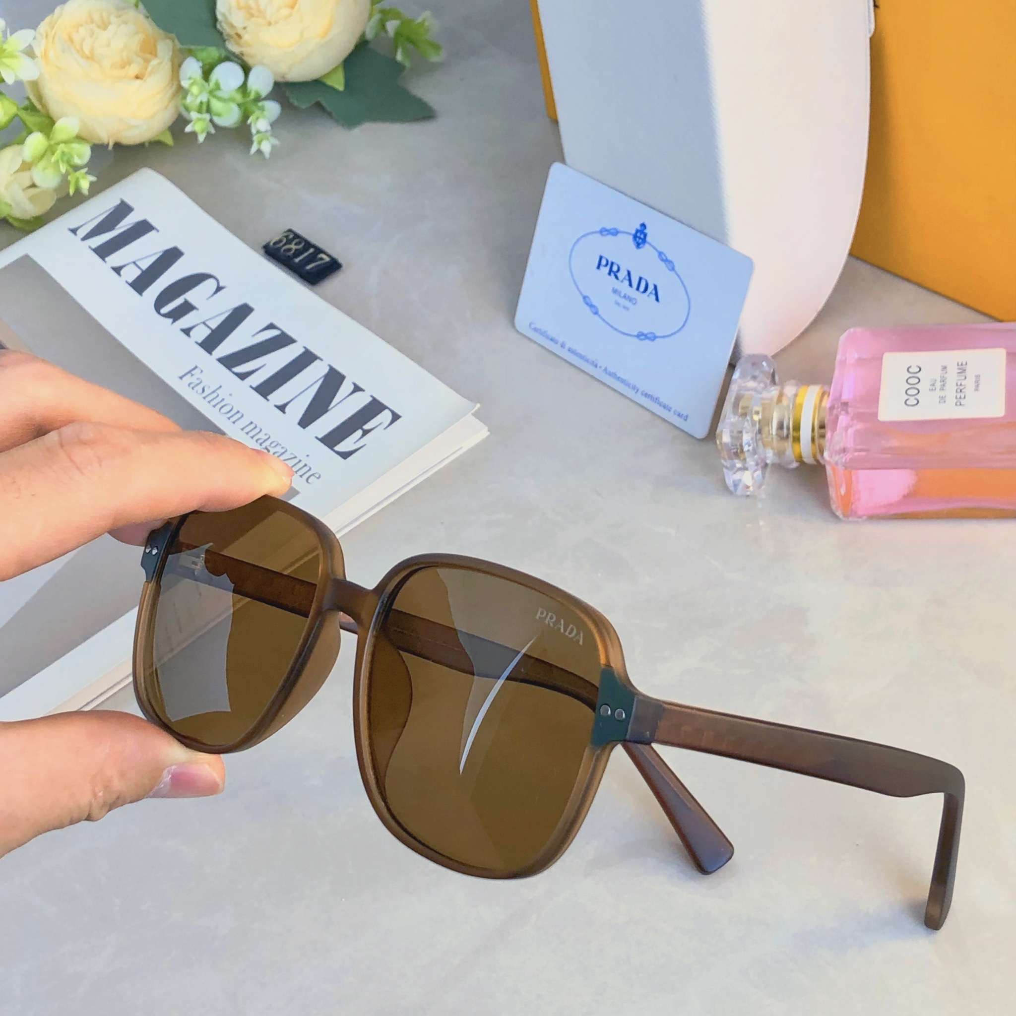 。。Prad*韩版大方框太阳镜2026新款素颜黑色墨镜圆脸显瘦网红旅行度假眼镜